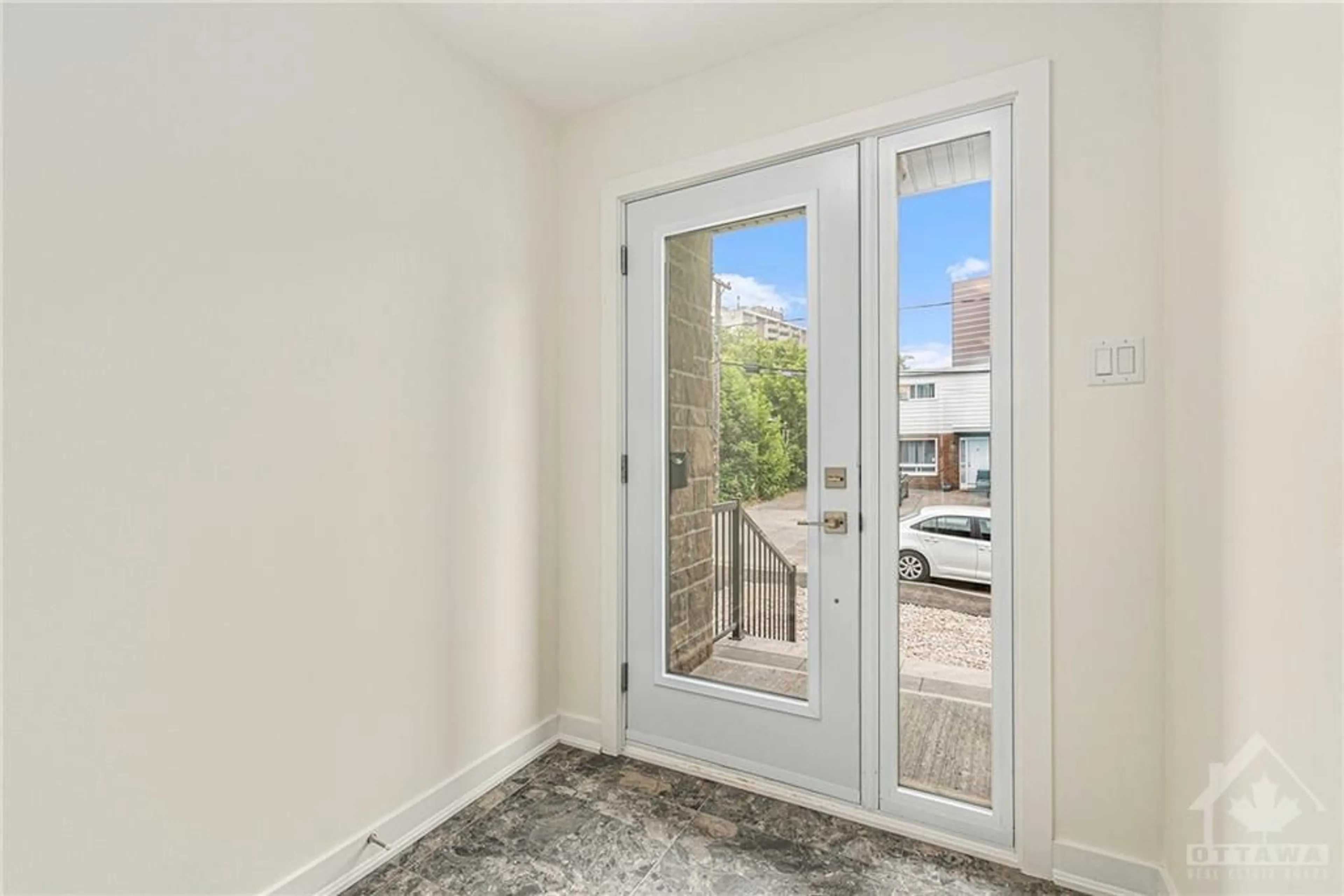 Indoor entryway, wood floors for 634 HOCHELAGA St, Ottawa Ontario K1K 2E9