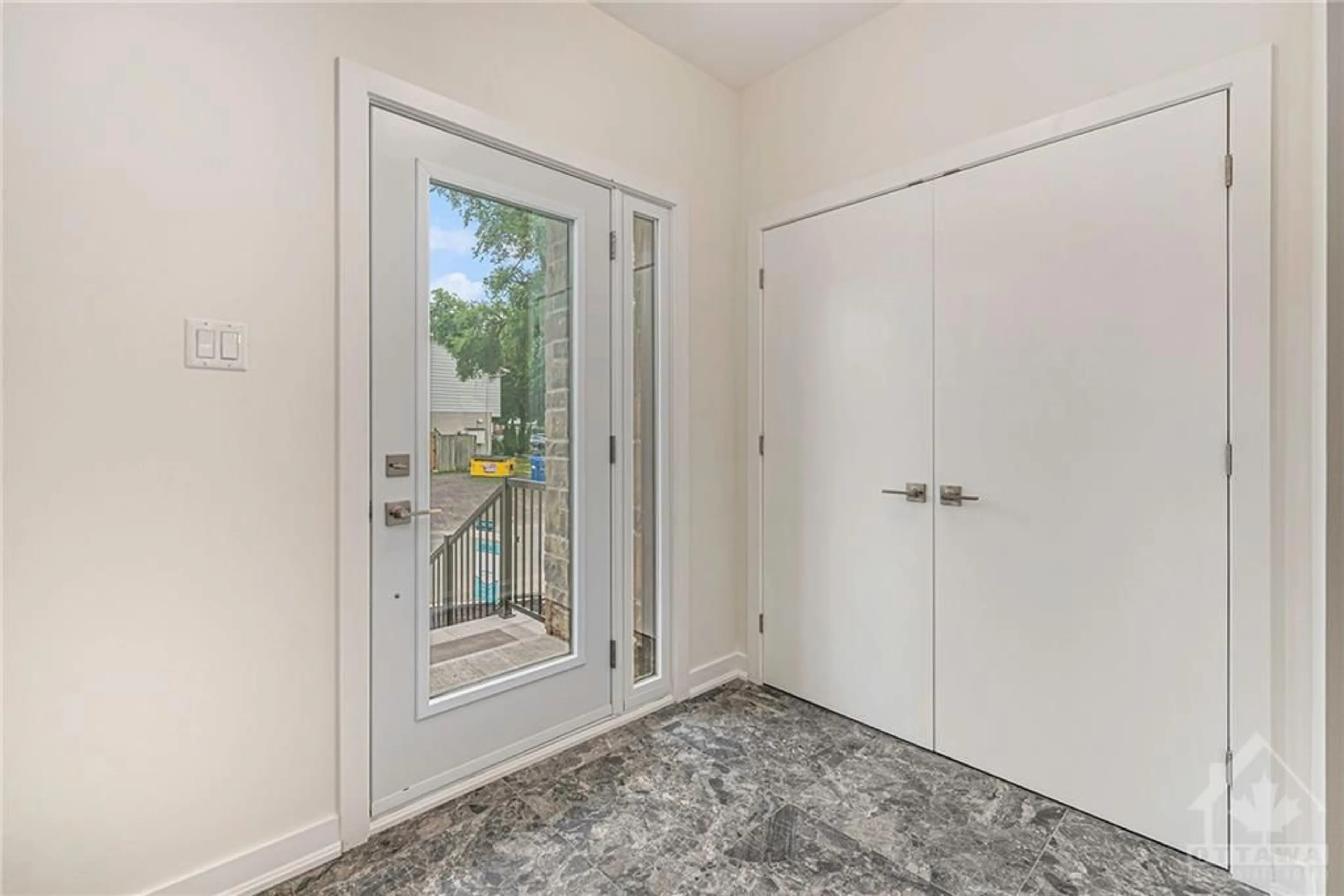 Indoor entryway, wood floors for 636 HOCHELAGA St, Ottawa Ontario K1K 2E9