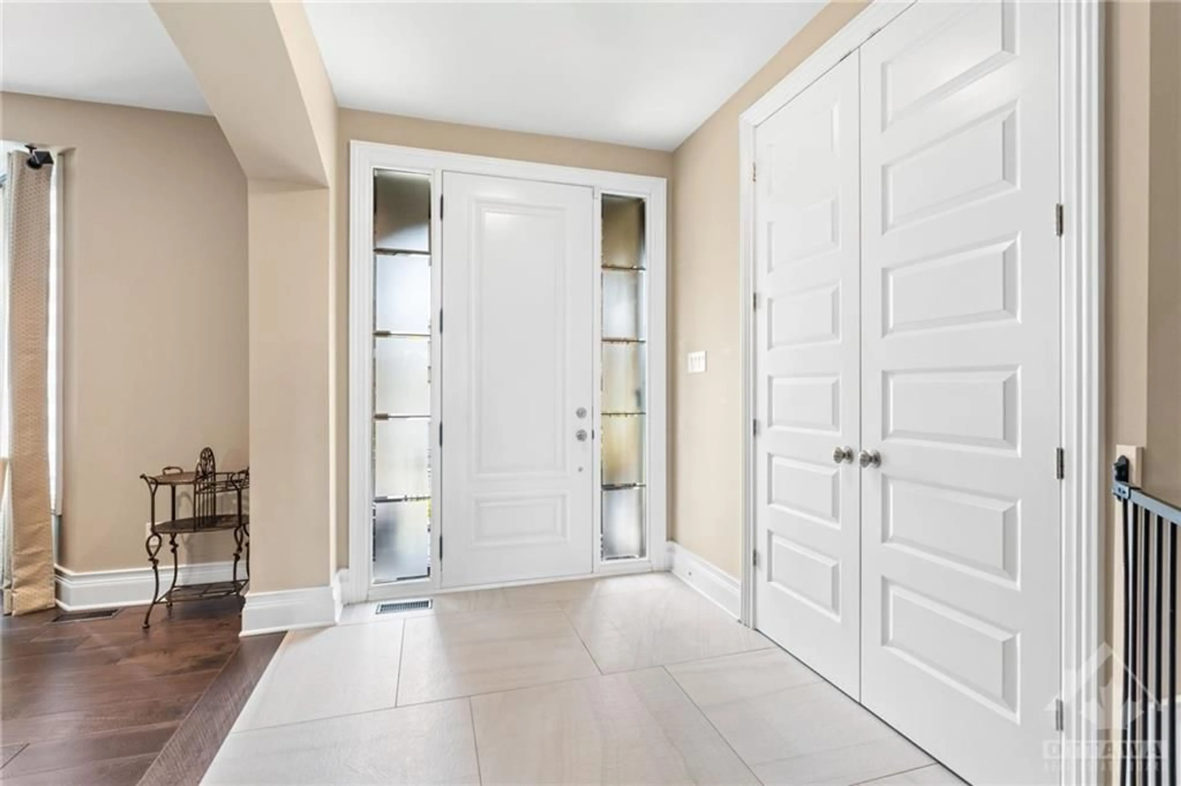 Indoor entryway for 812 PERCIVAL Cres, Ottawa Ontario K4M 0G3