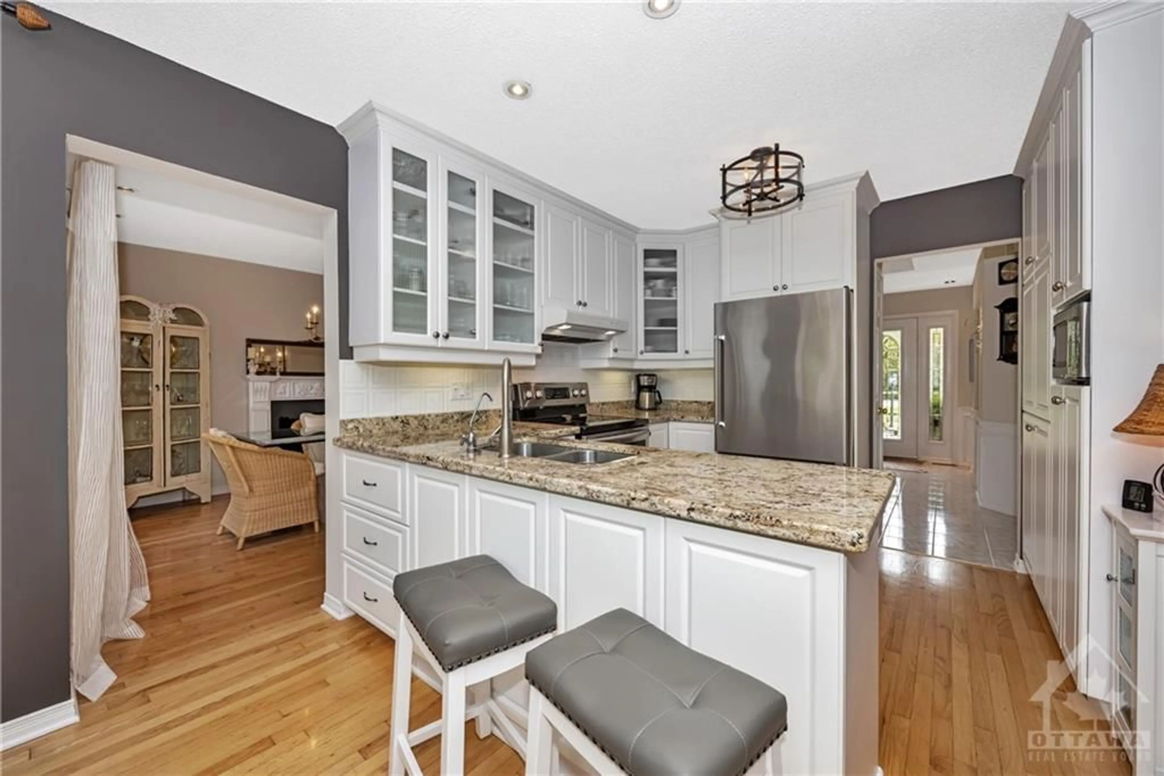 Open concept kitchen for 2375 OLD HIGHWAY 17 Rd, Rockland Ontario K4K 1K7