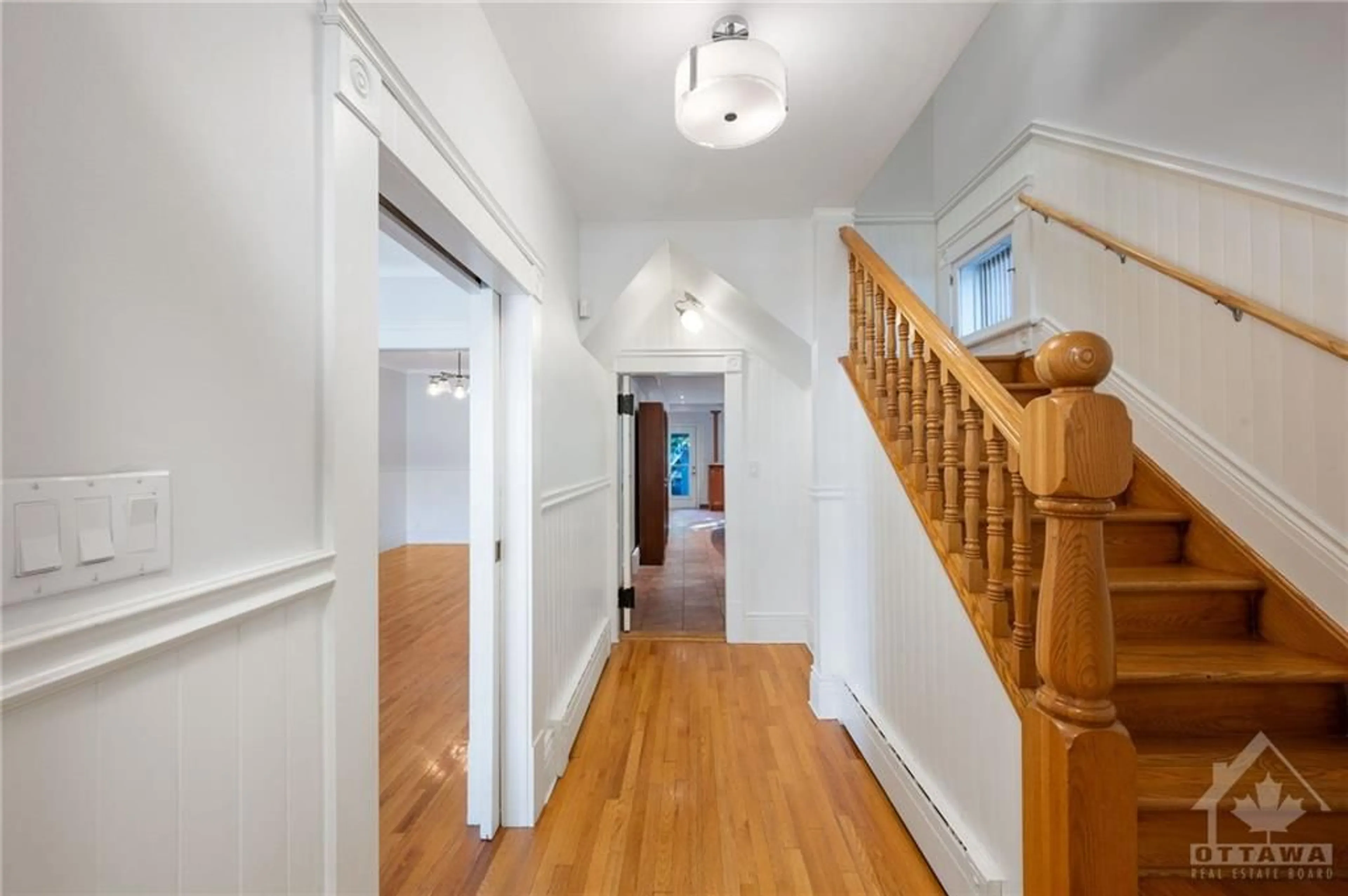 Indoor foyer, wood floors for 367 MACKAY St, Ottawa Ontario K1M 2C3