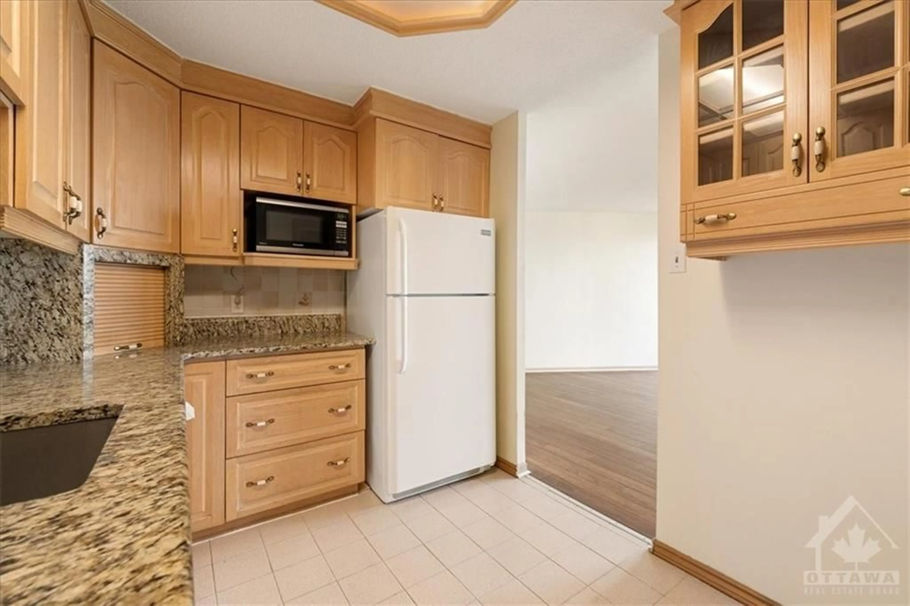 Standard kitchen, wood floors, cottage for 1380 PRINCE OF WALES Dr #1007, Ottawa Ontario K2C 3N5