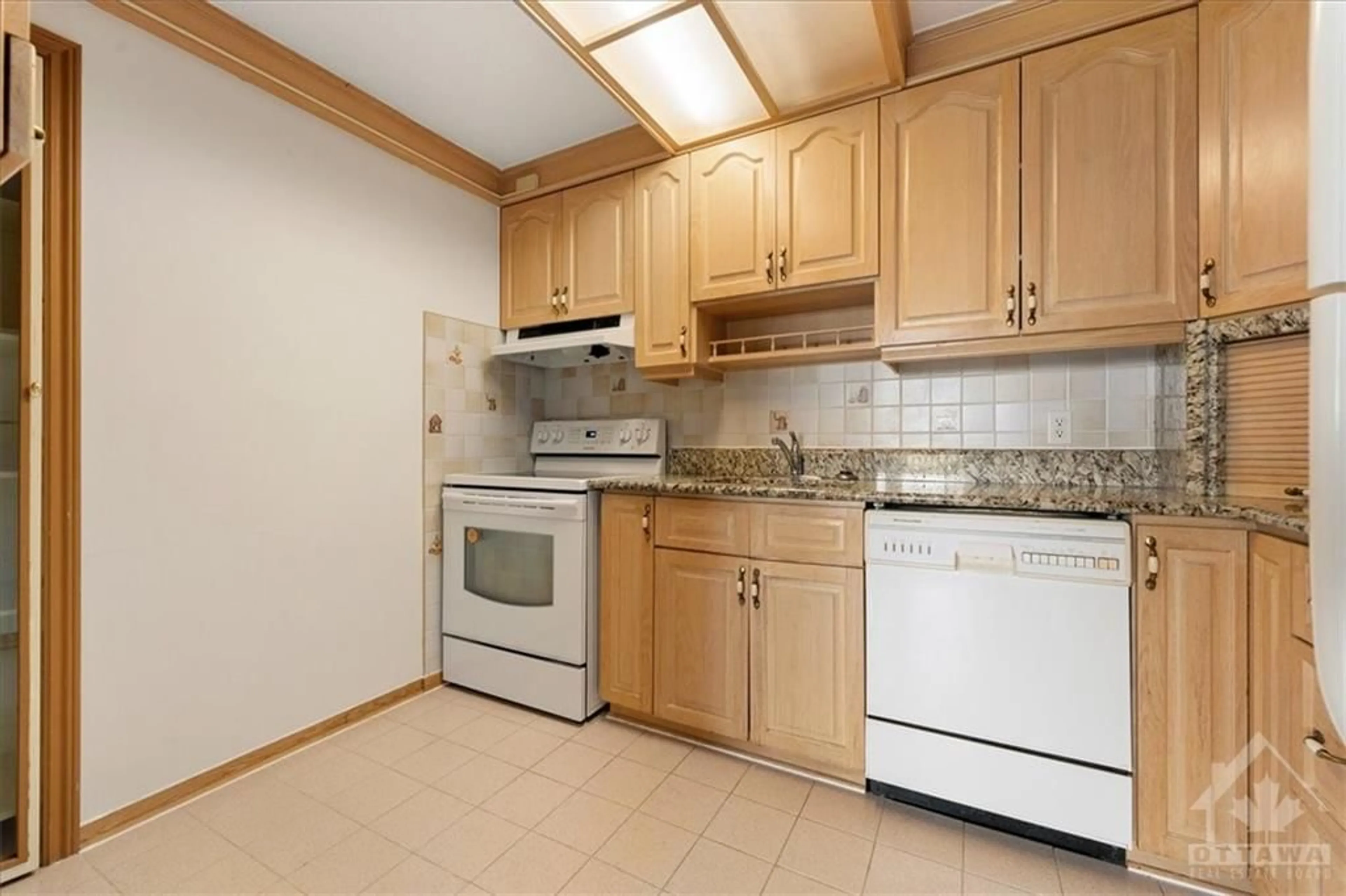 Standard kitchen, wood floors, cottage for 1380 PRINCE OF WALES Dr #1007, Ottawa Ontario K2C 3N5