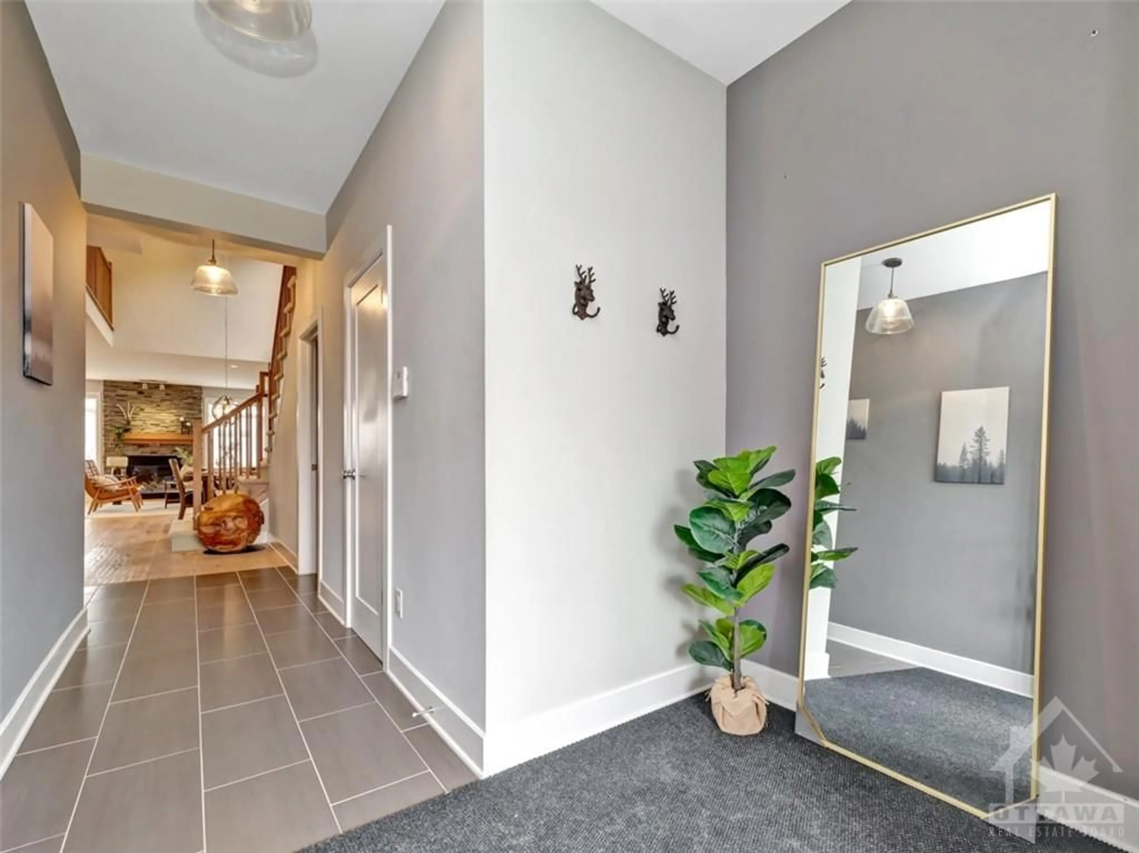 Indoor foyer, cement floor for 732 BRIAN GOOD Ave, Ottawa Ontario K4M 0E3