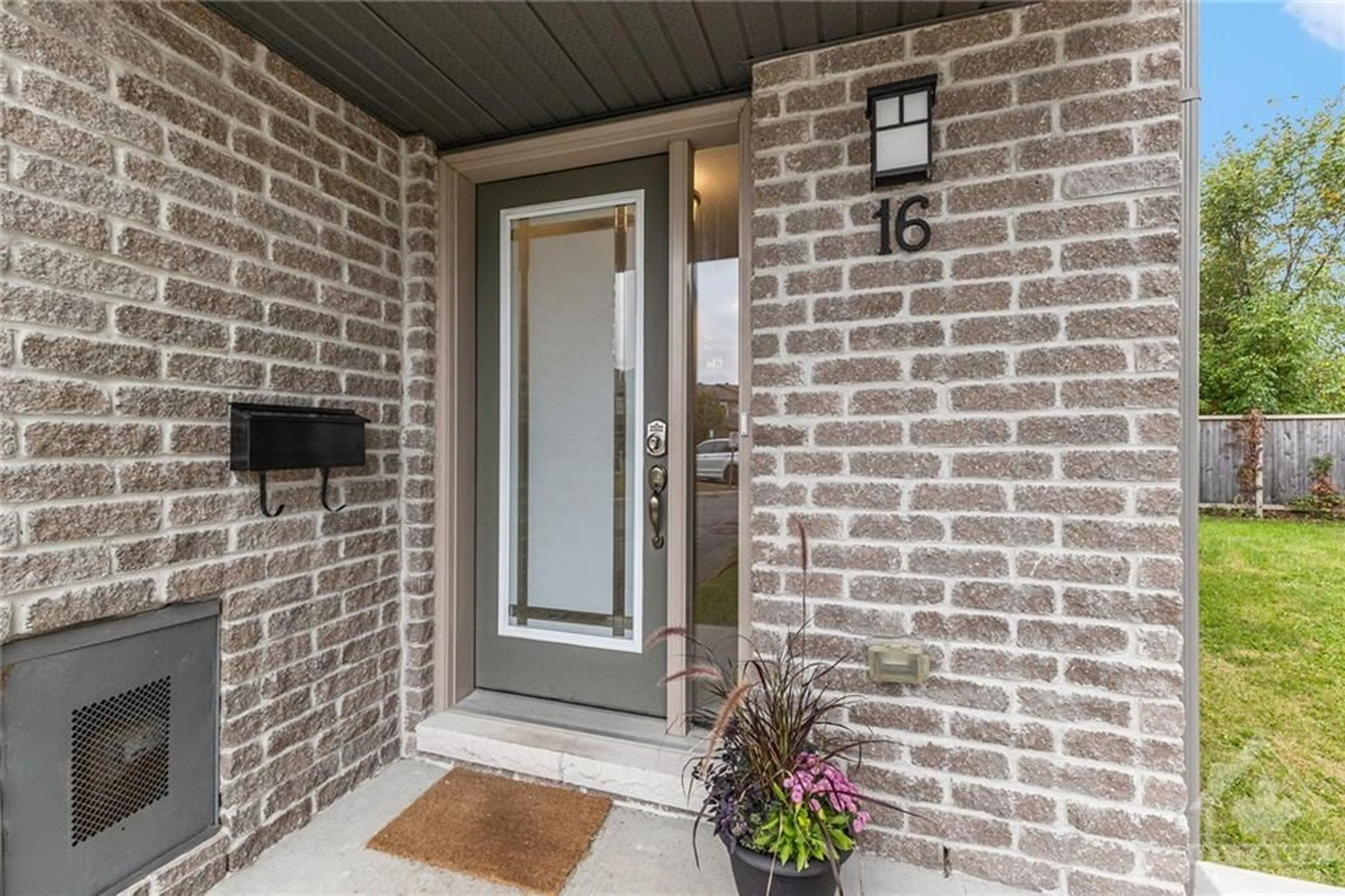 Indoor entryway for 16 BARN SWALLOW Pvt, Ottawa Ontario K4M 0H5