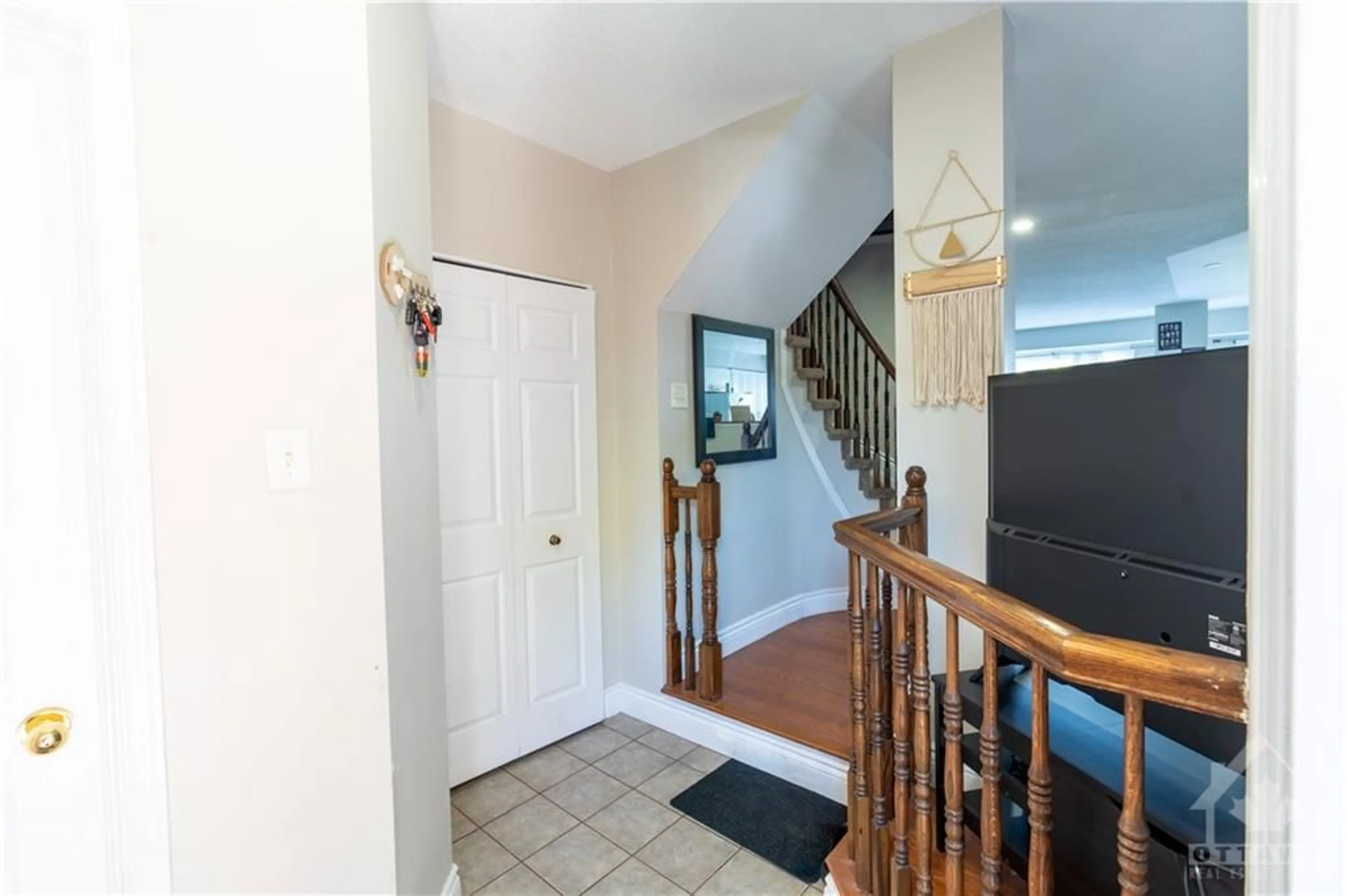 Indoor entryway, wood floors for 1089 BALLANTYNE Dr, Ottawa Ontario K4A 4C6