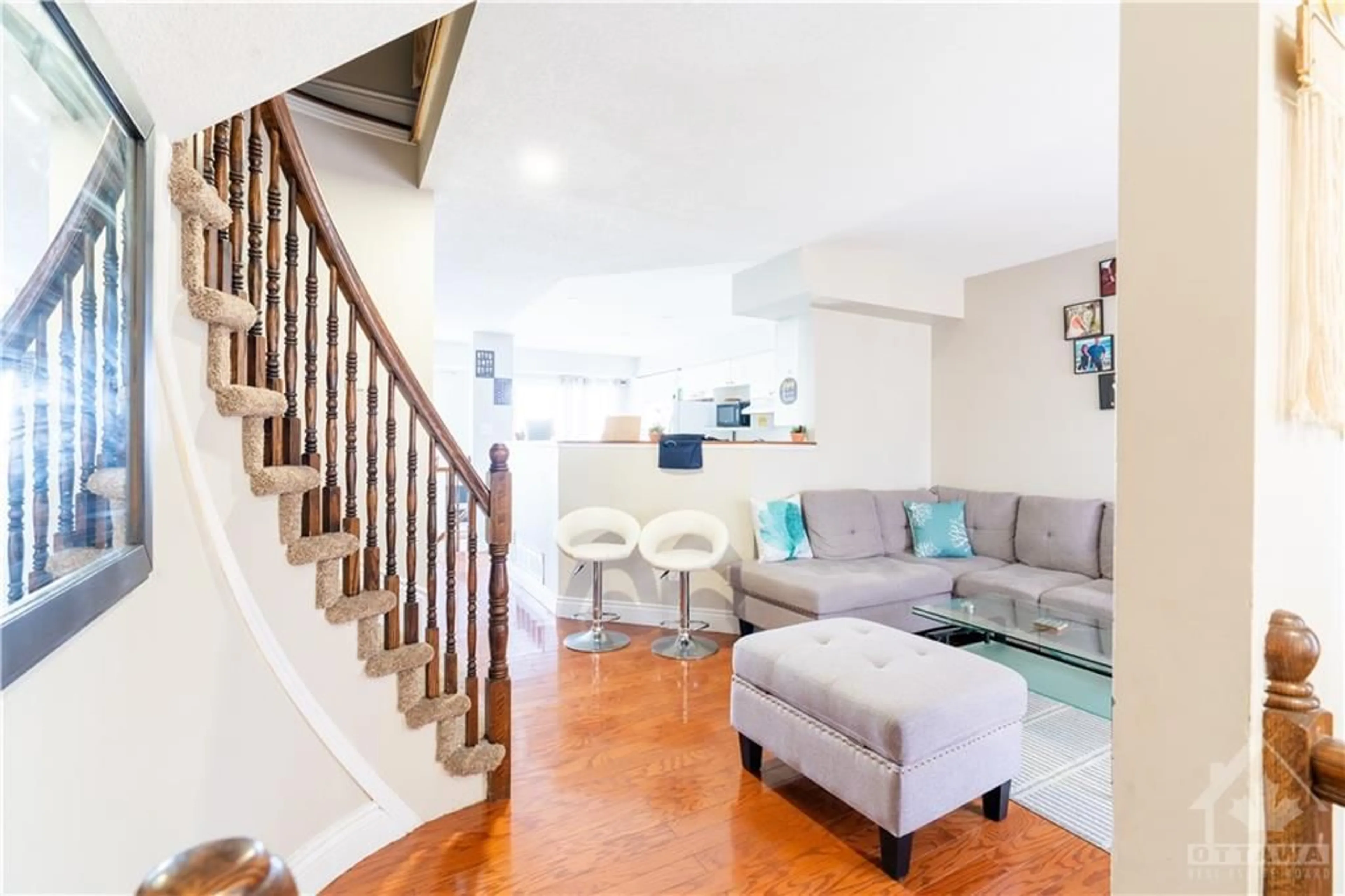 Living room, wood floors for 1089 BALLANTYNE Dr, Ottawa Ontario K4A 4C6