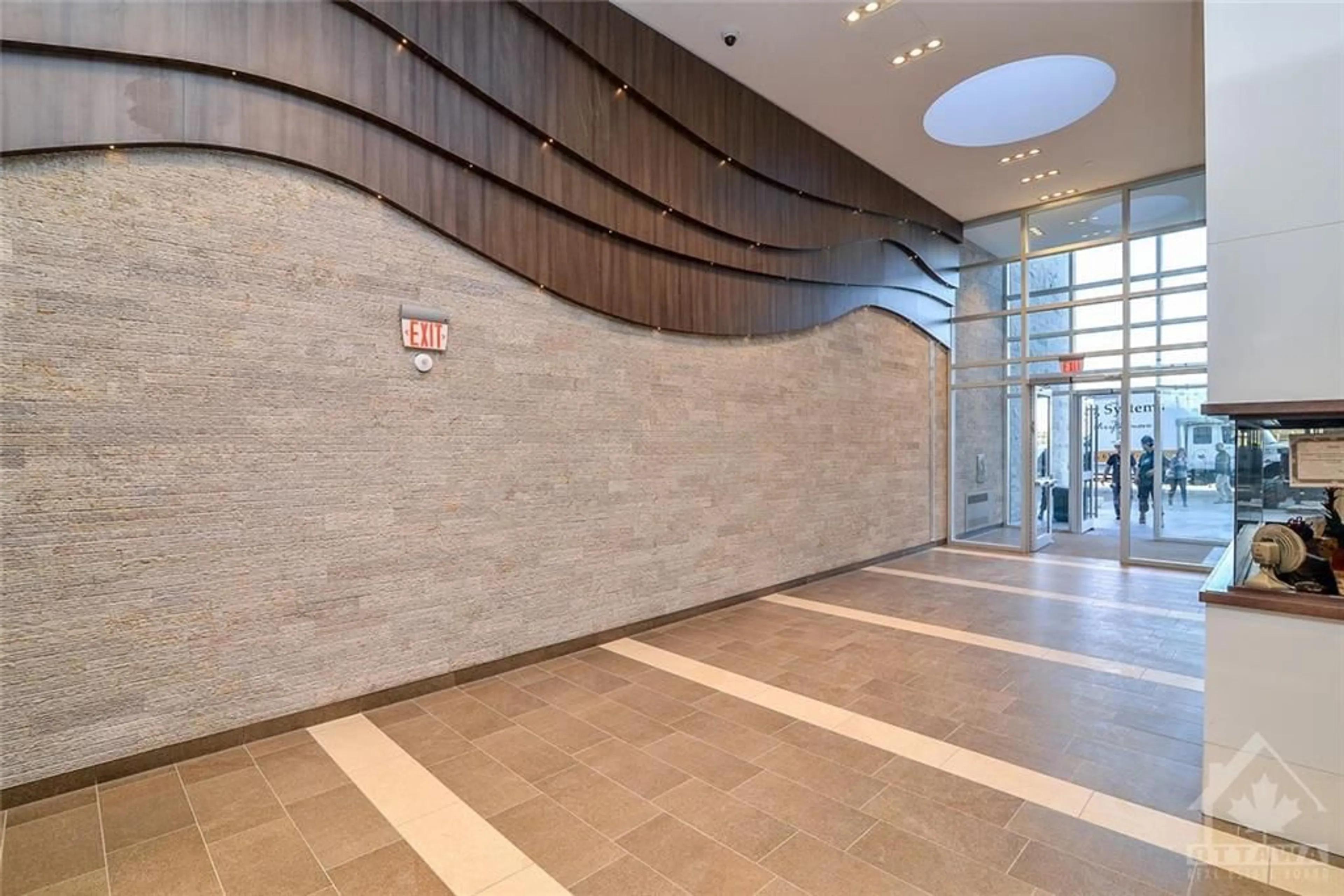 Indoor lobby, ceramic floors for 1035 BANK St #802, Ottawa Ontario K1S 5K3