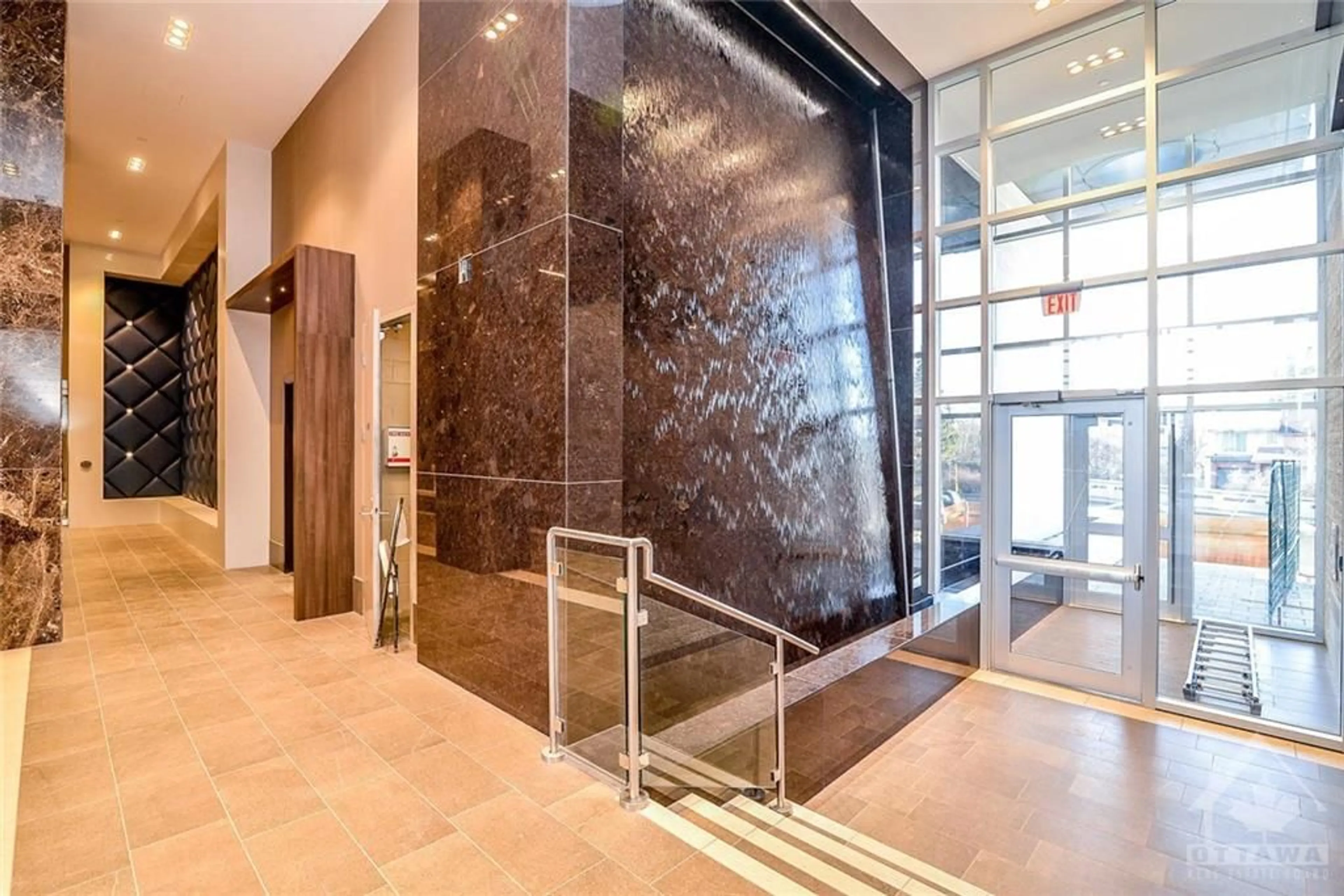 Indoor lobby, ceramic floors for 1035 BANK St #802, Ottawa Ontario K1S 5K3