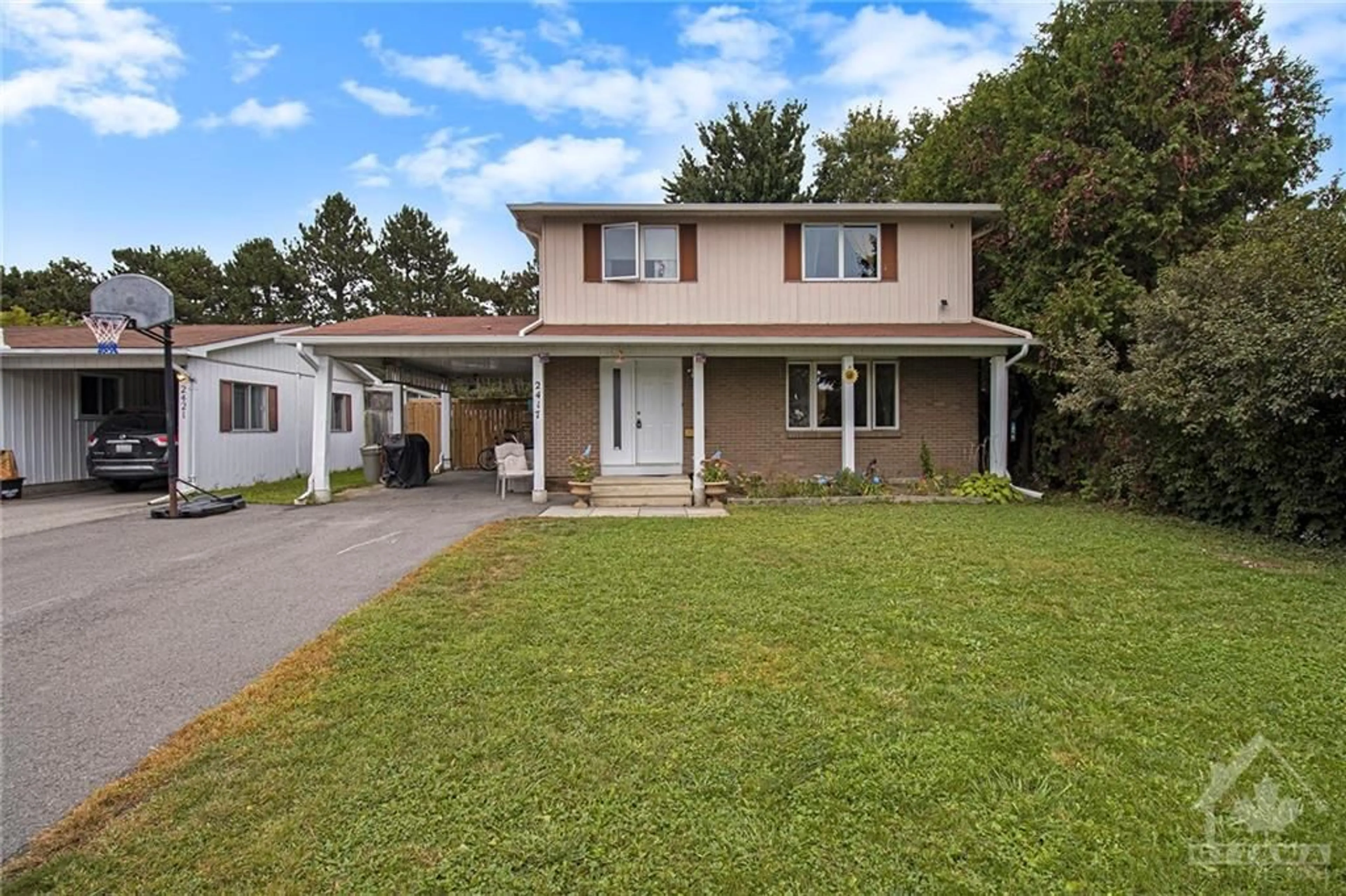 Frontside or backside of a home for 2417 BLACKSTONE Cres, Ottawa Ontario K1B 4H3