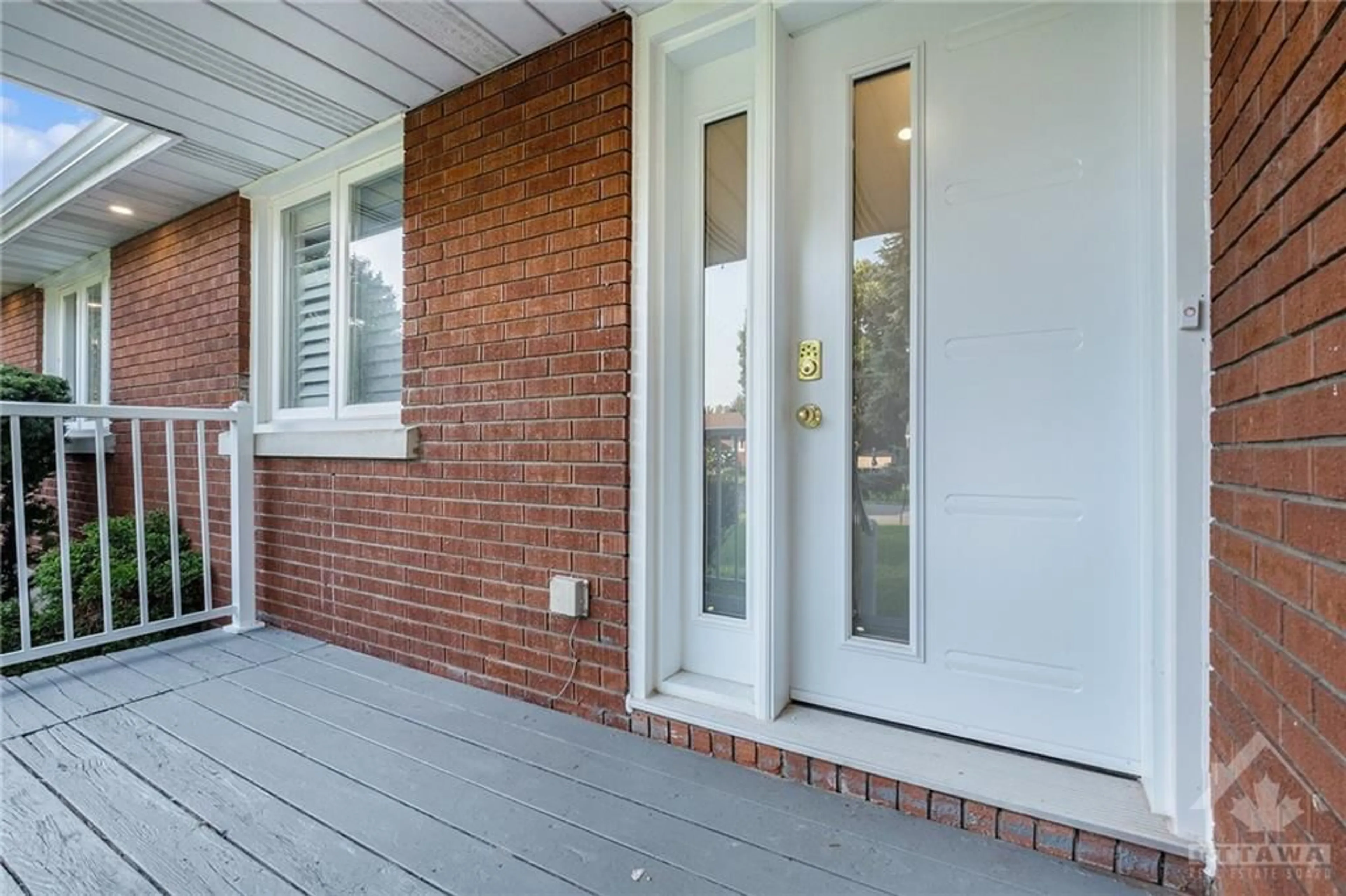 Indoor entryway, wood floors for 28 ROUNDHAY Dr, Ottawa Ontario K2G 1B5