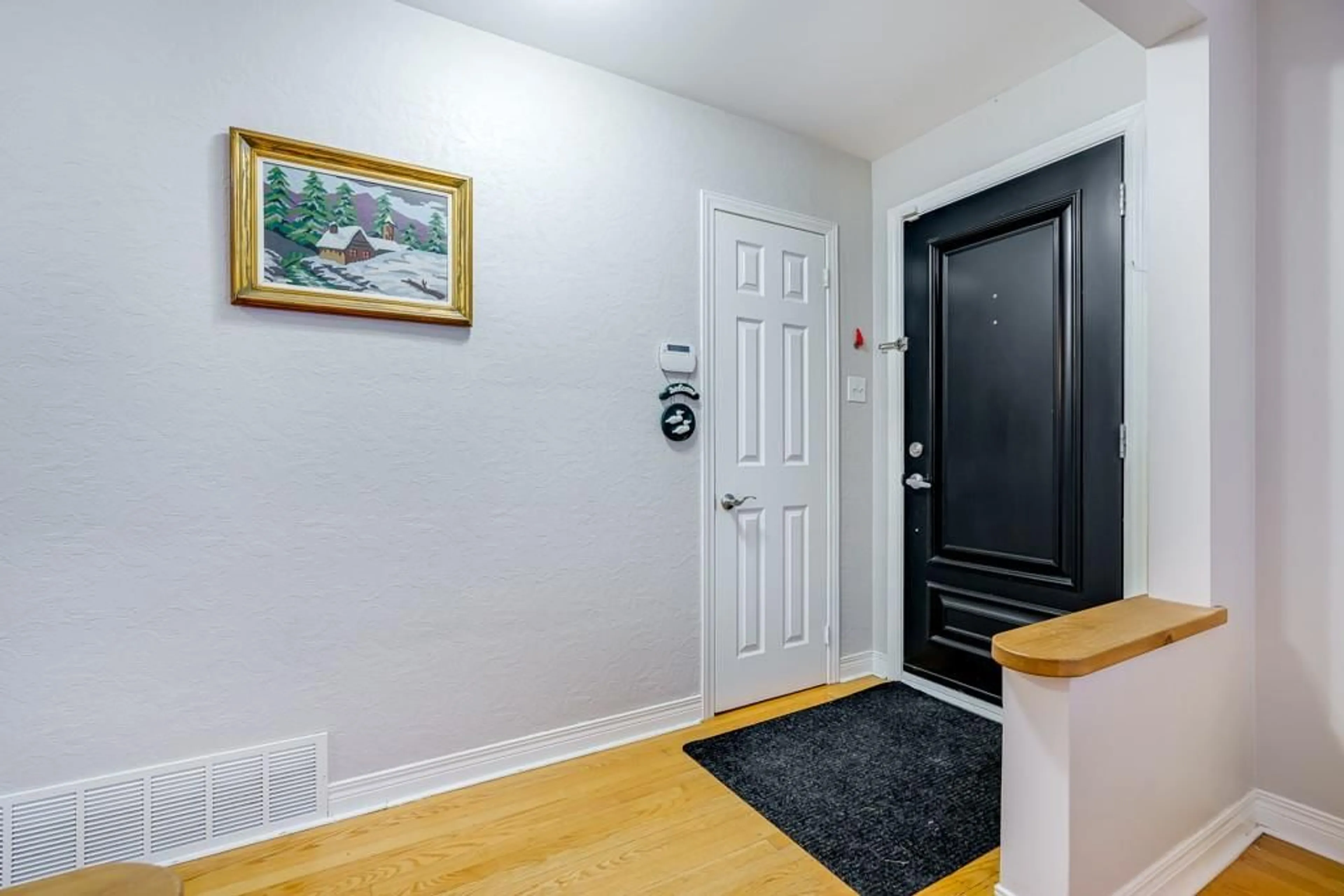 Indoor entryway for 1405 LEONARD Ave, Cornwall Ontario K6J 1M9