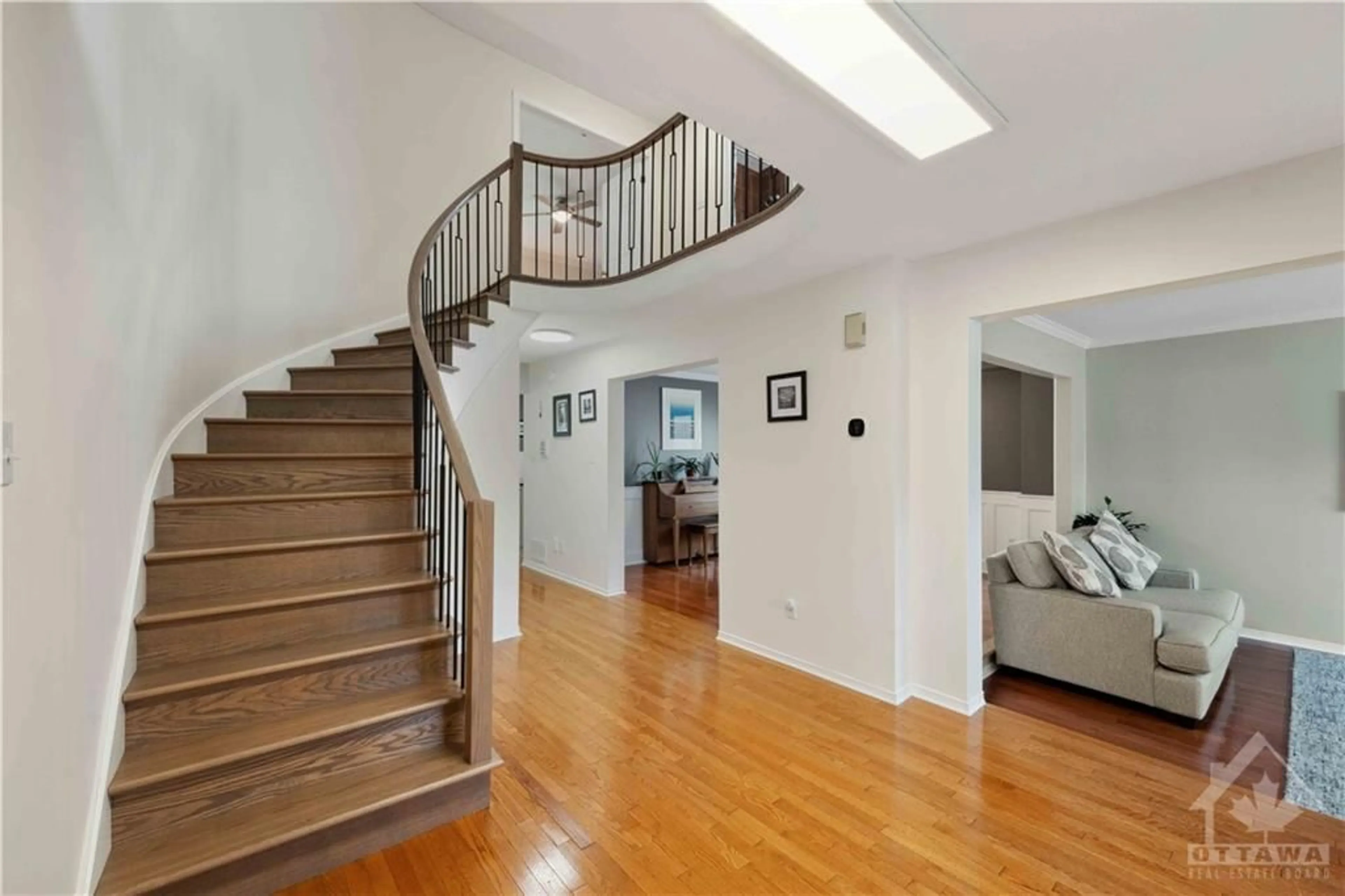 Indoor foyer, wood floors for 22 COLLINGWOOD Cres, Ottawa Ontario K2K 2G7