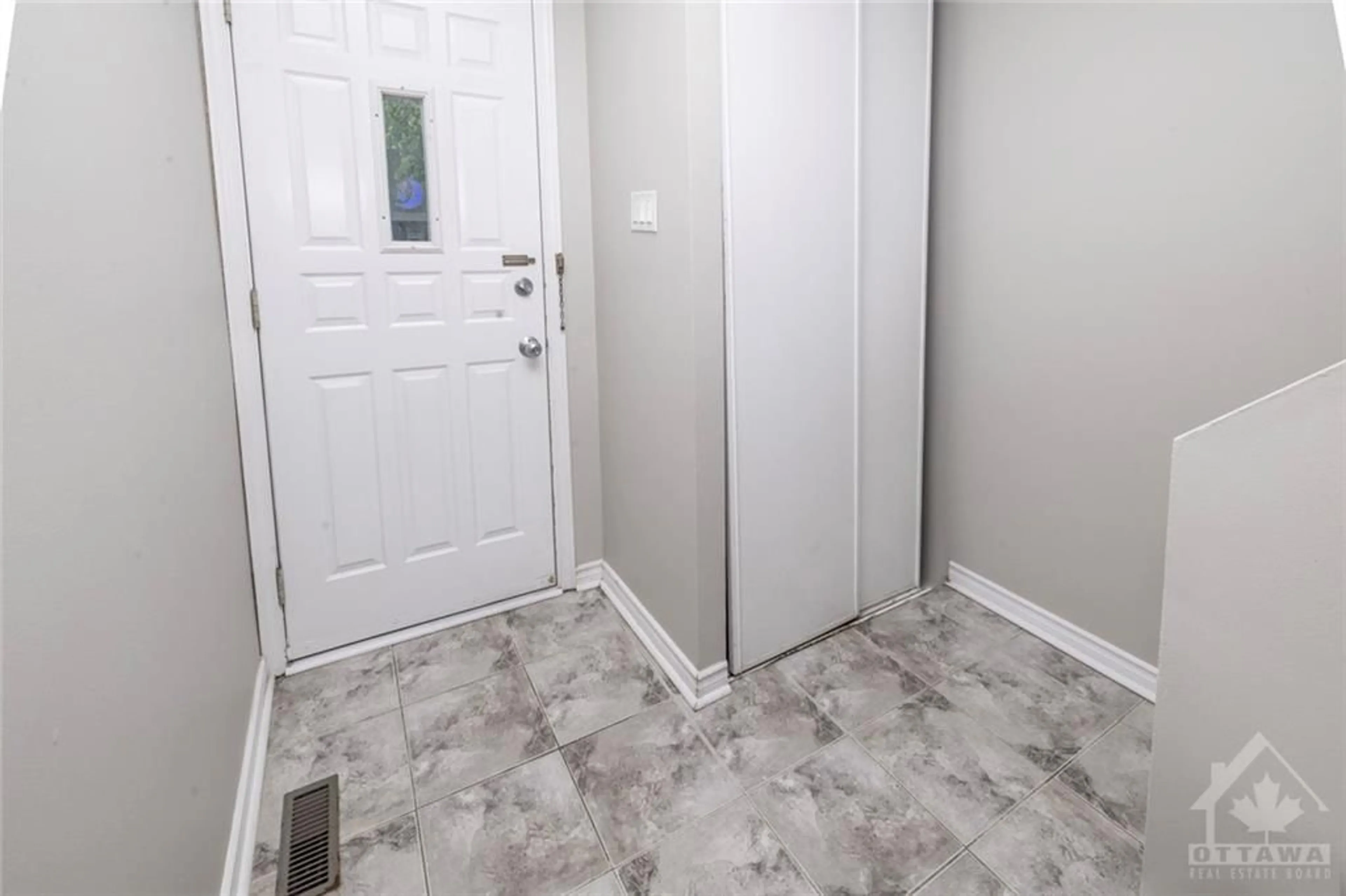 Indoor entryway, cement floor for 4836 HENDON Way, Ottawa Ontario K1J 8T1