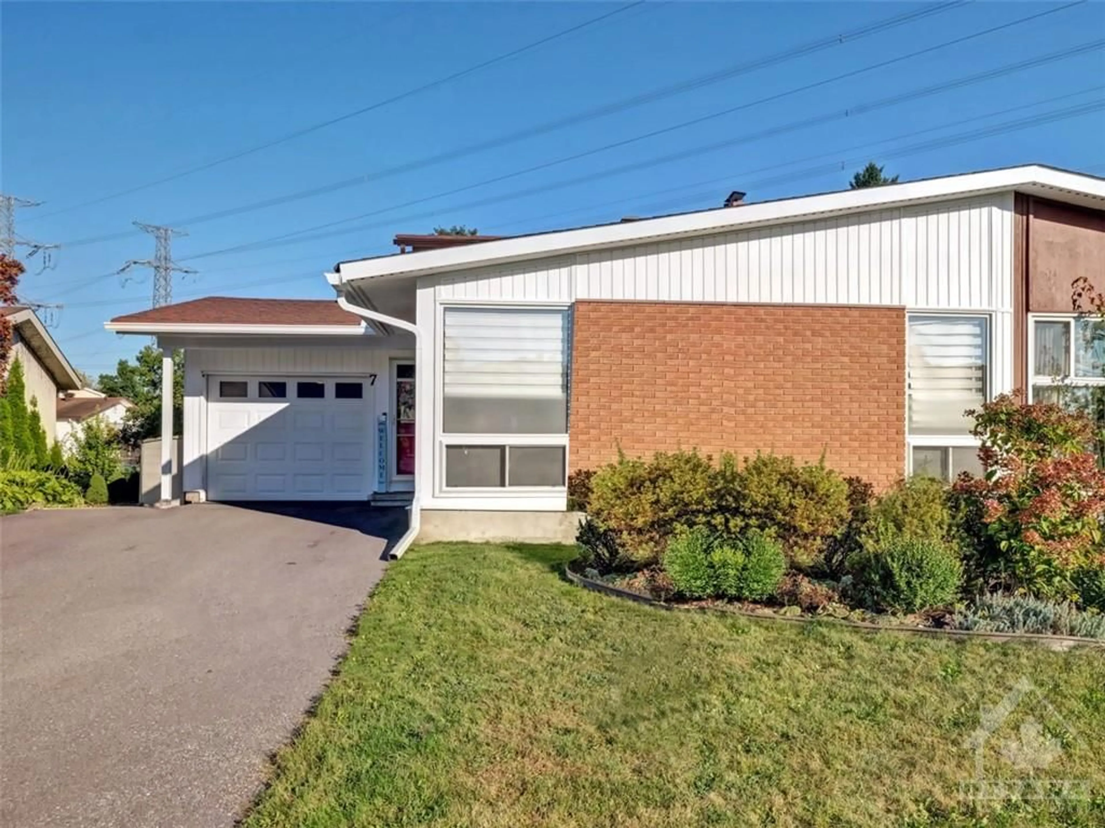 Frontside or backside of a home, the street view for 7 MEDHURST Dr, Ottawa Ontario K2G 3X7