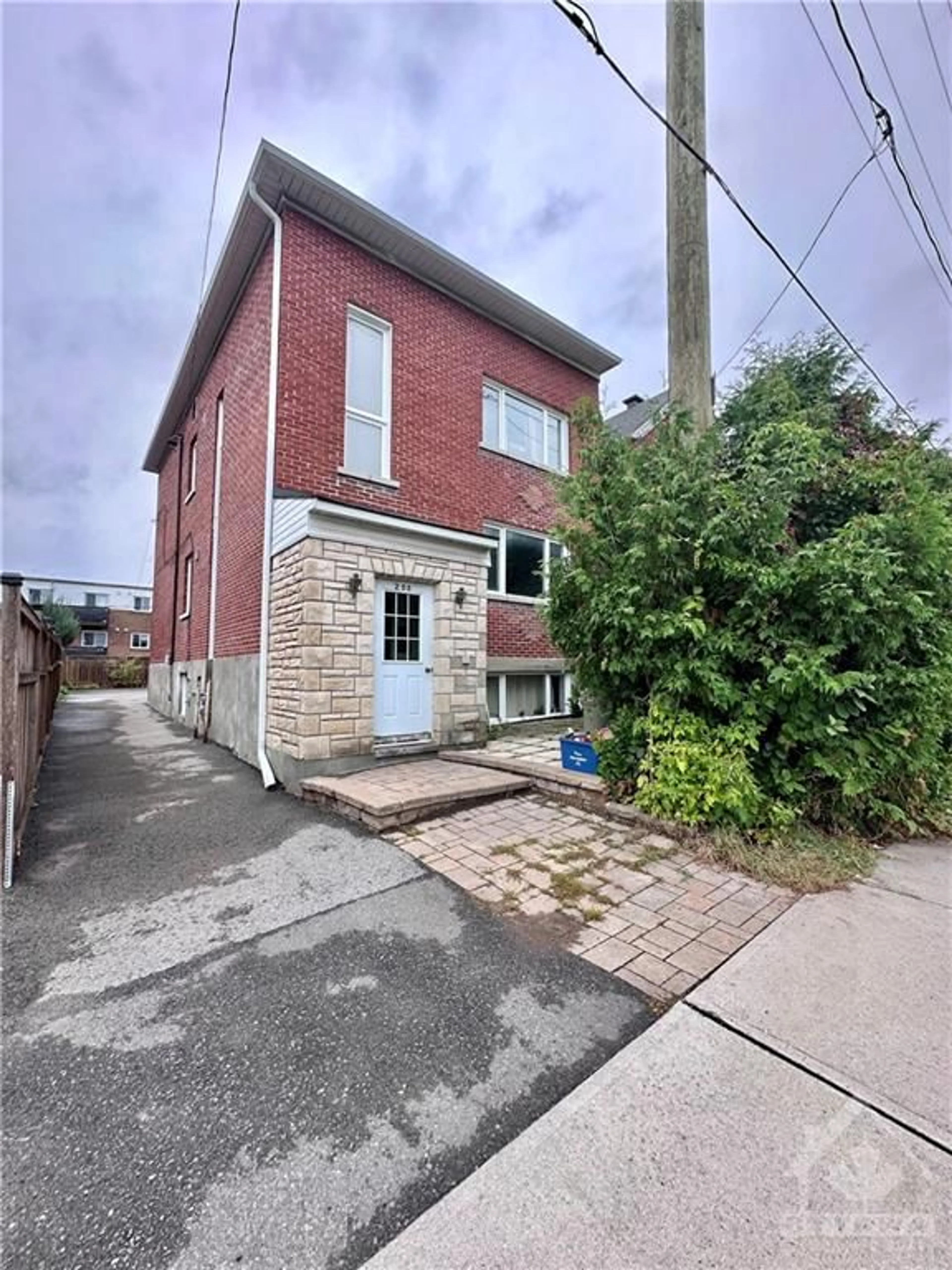 A pic from exterior of the house or condo, the street view for 208 CAMBRIDGE St, Ottawa Ontario K1R 7A9