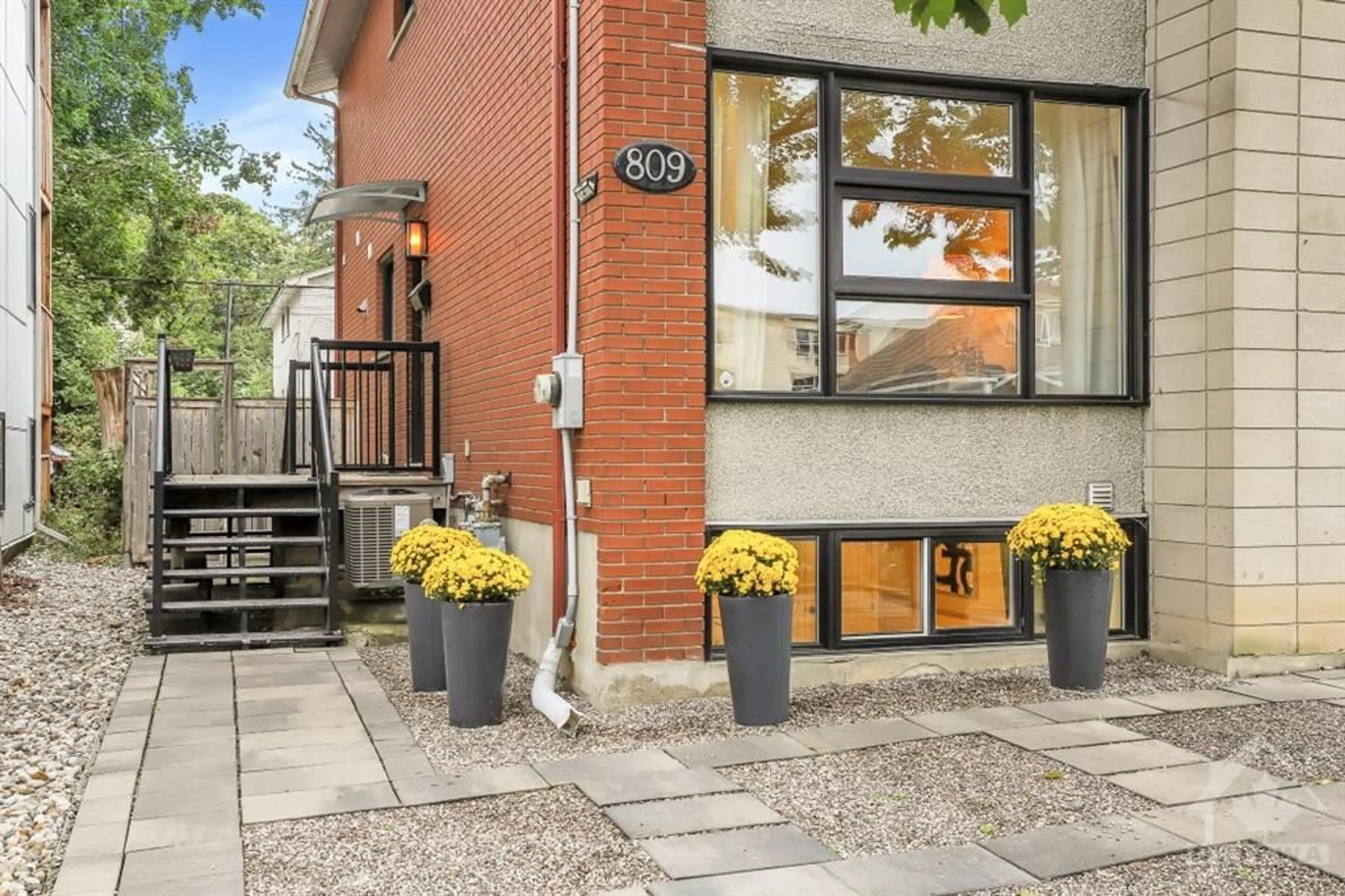 Patio, the street view for 809 MAPLEWOOD Ave, Ottawa Ontario K2B 5V4