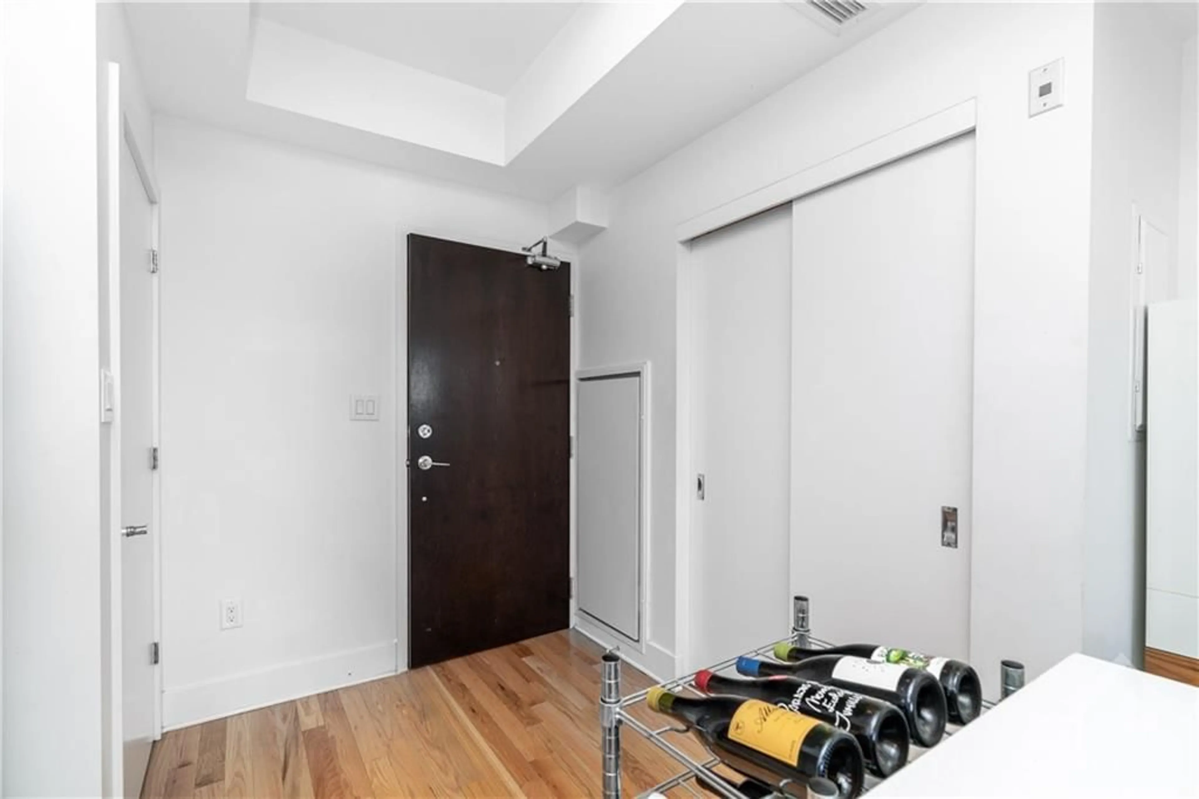 Indoor foyer, wood floors for 101 RICHMOND Rd #411, Ottawa Ontario K1Z 0A6