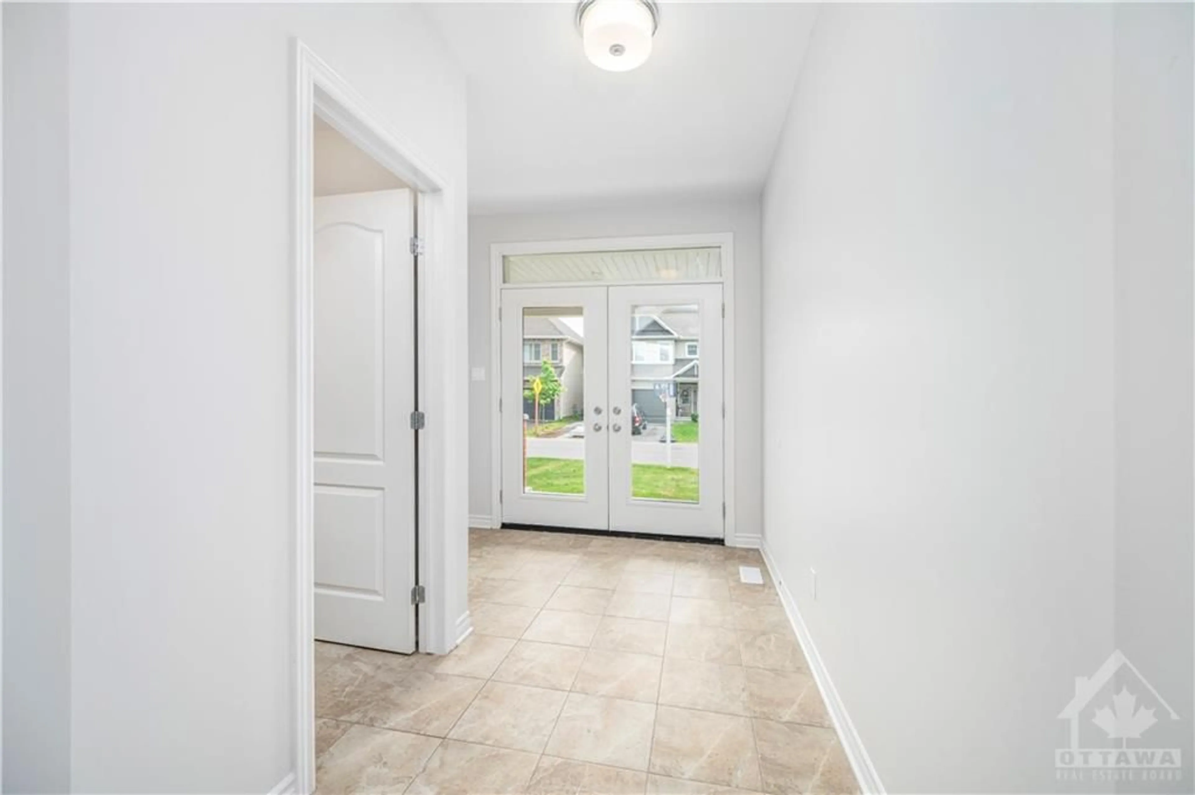 Indoor entryway for 240 TROLLIUS Way, Ottawa Ontario K1T 0R9