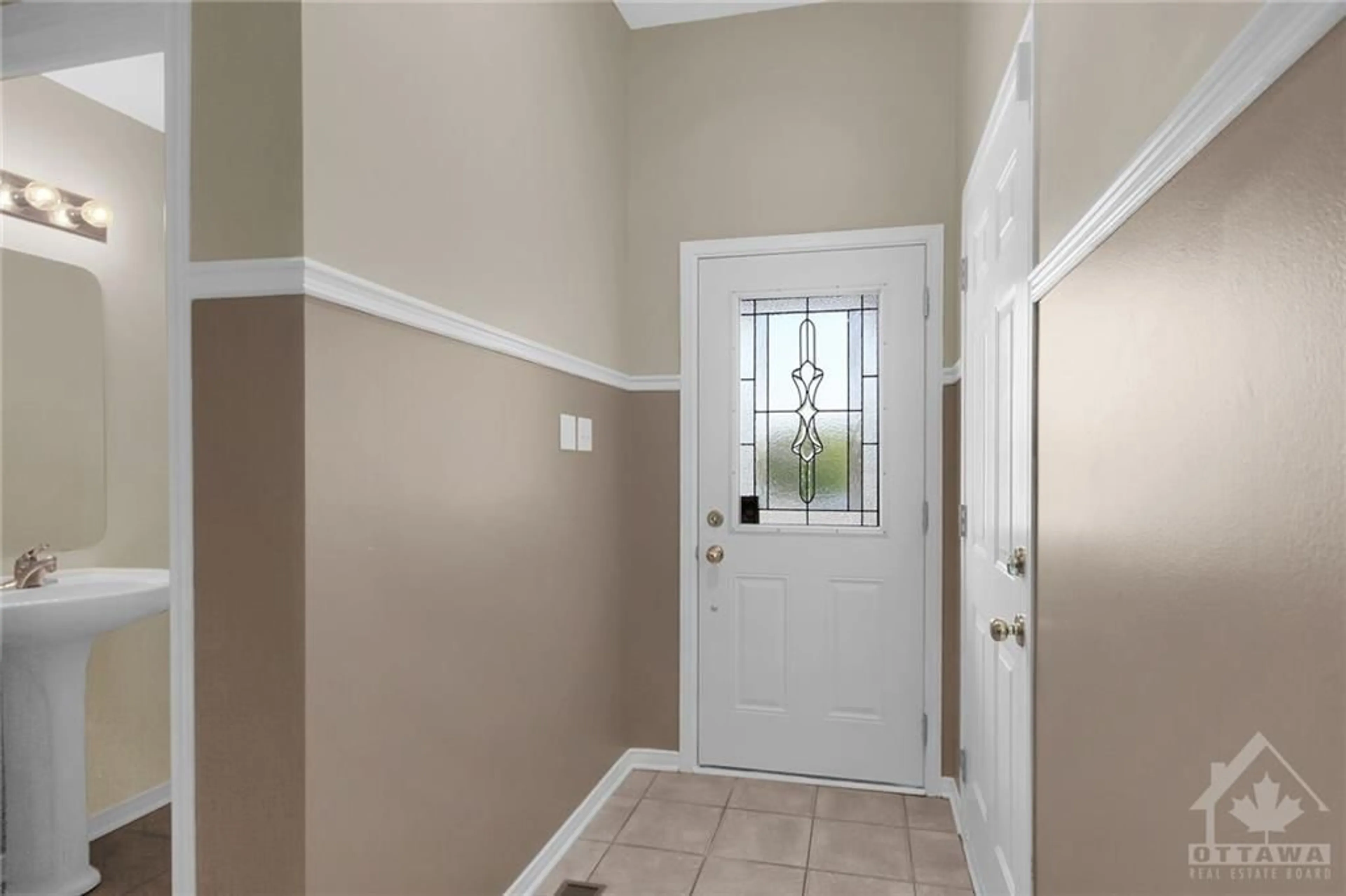 Indoor entryway for 462 CITADEL Cres, Ottawa Ontario K2G 7E7