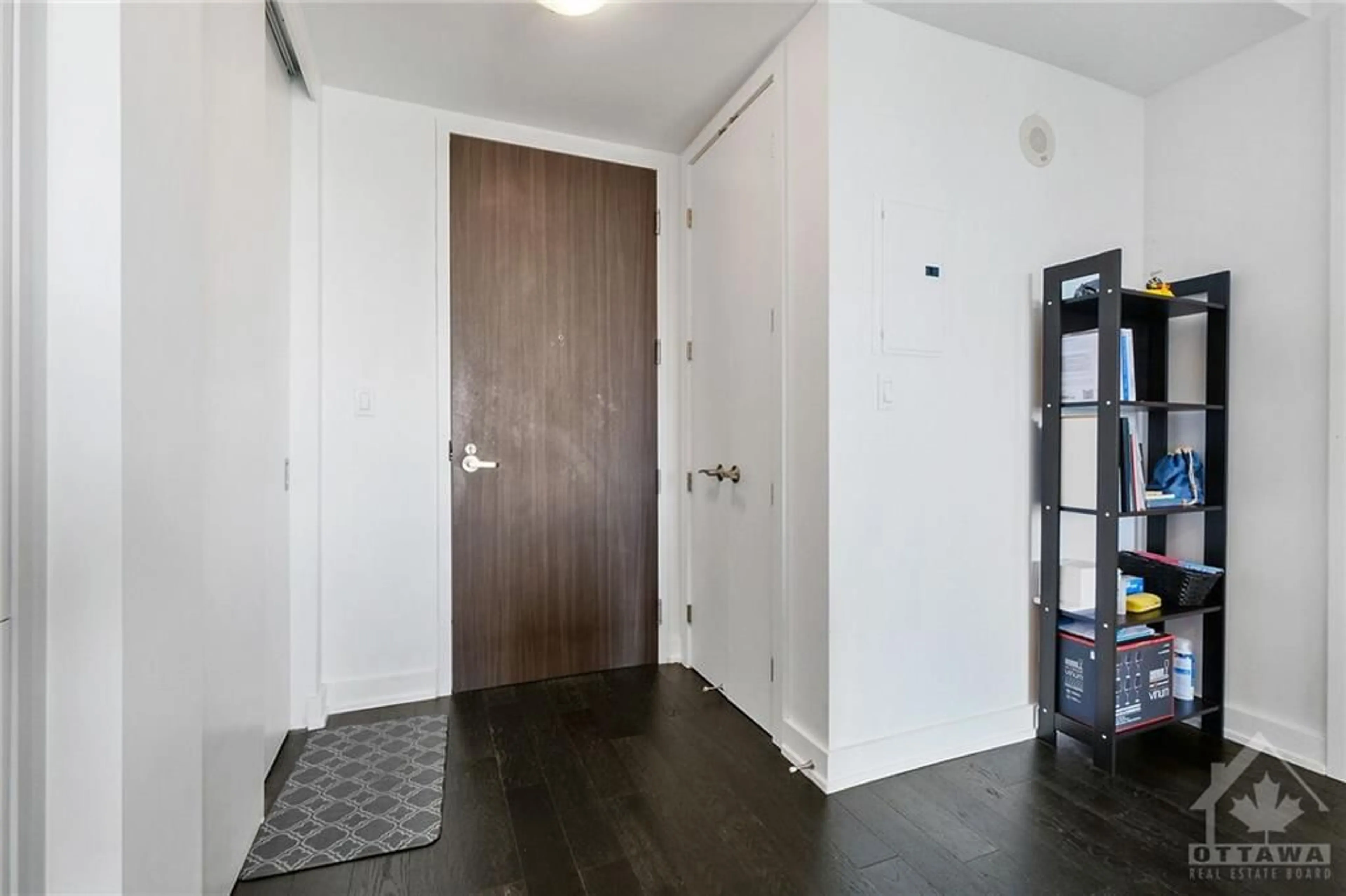 Indoor entryway, wood floors for 111 CHAMPAGNE Ave #306, Ottawa Ontario K1S 5V3