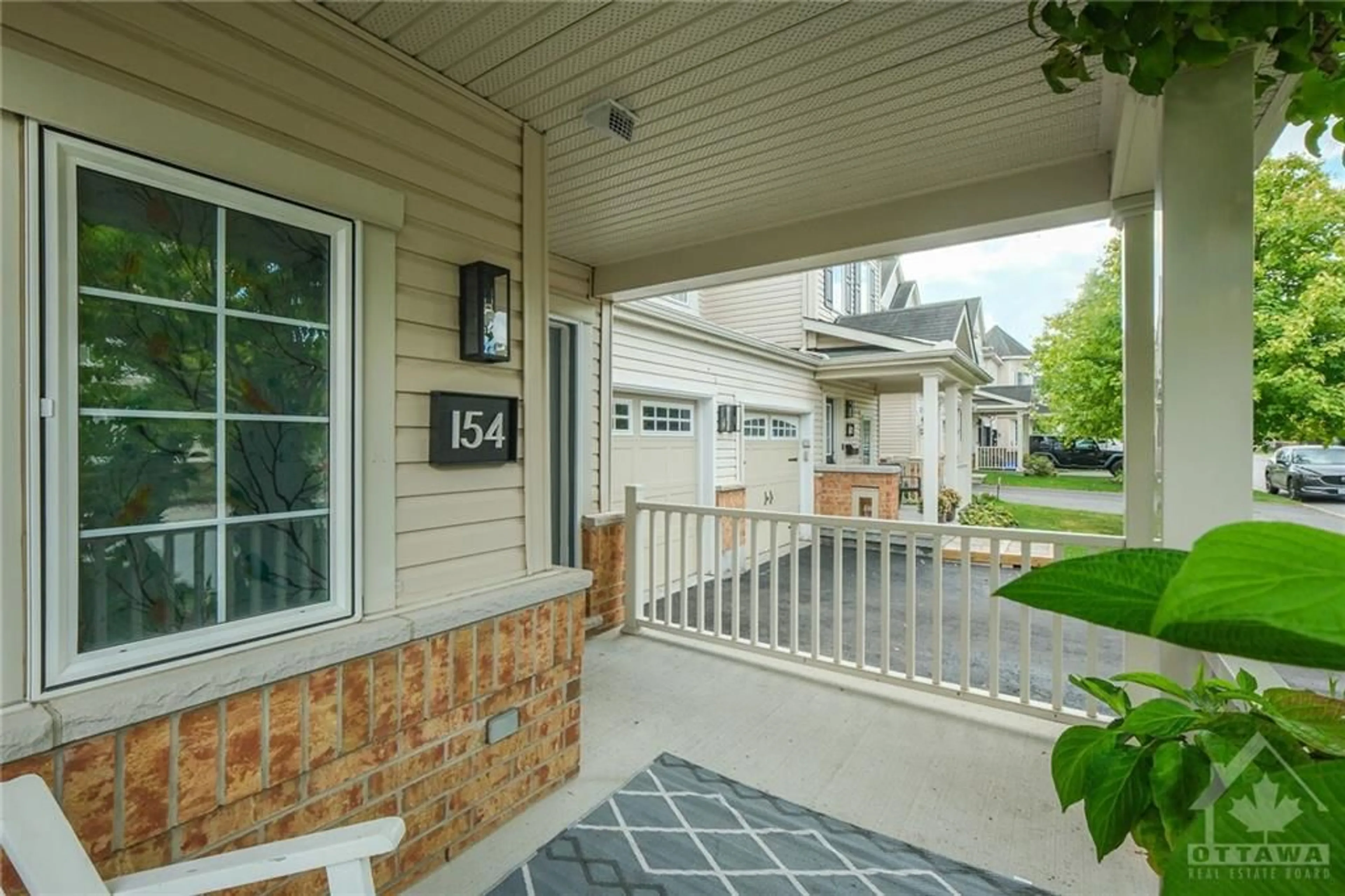 Indoor entryway for 154 HARMATTAN Ave, Ottawa Ontario K2S 0G3