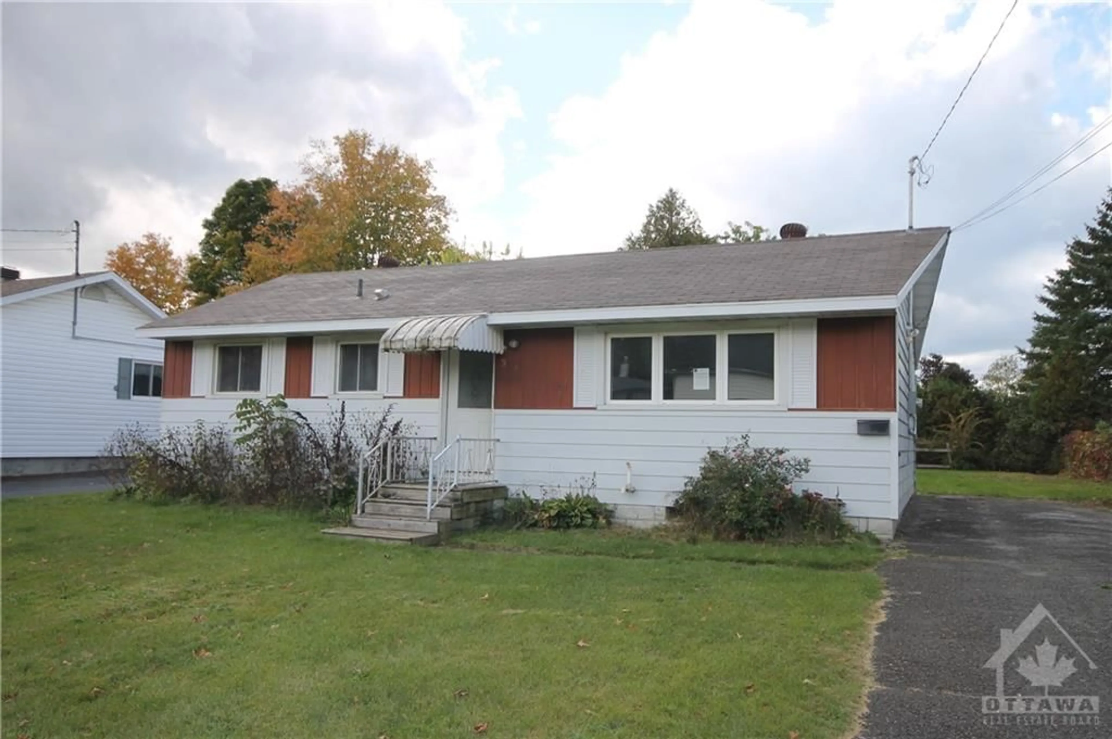 Frontside or backside of a home, cottage for 52 LAVINIA St, Smiths Falls Ontario K7A 4P5