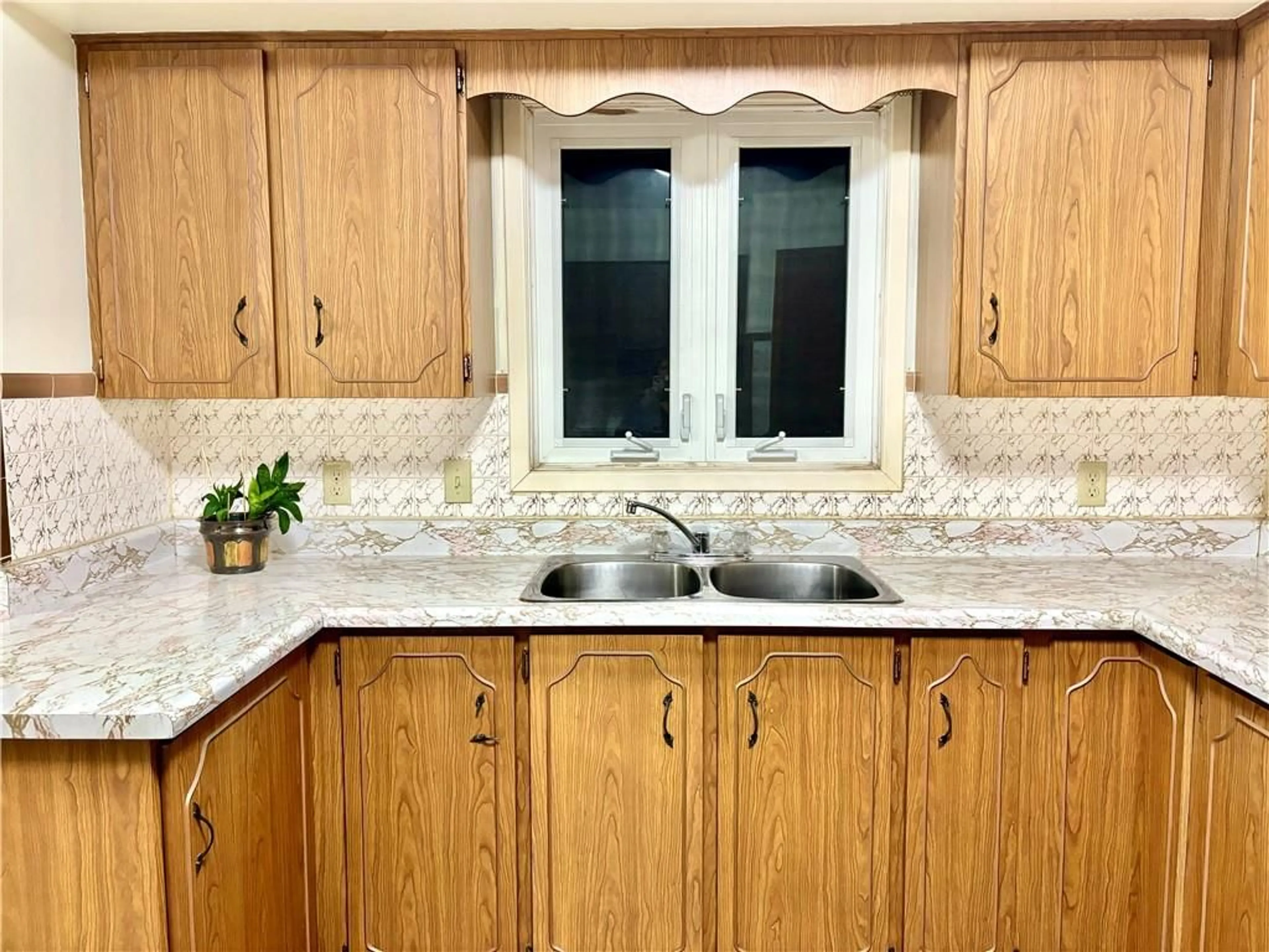 Standard kitchen, ceramic floors, cottage for 46 WILNO St, Barry's Bay Ontario K0J 1B0