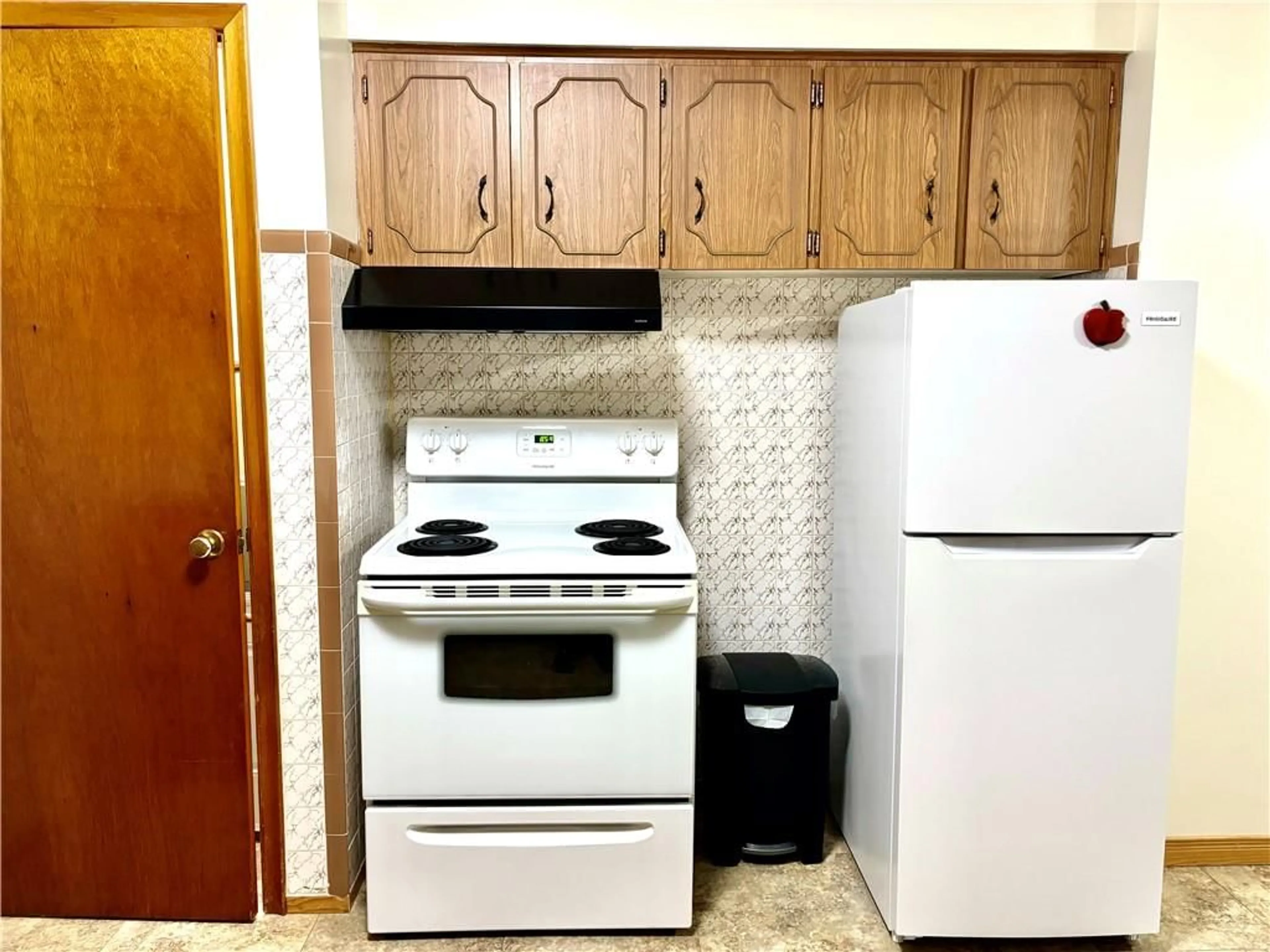 Standard kitchen, unknown floor, cottage for 46 WILNO St, Barry's Bay Ontario K0J 1B0