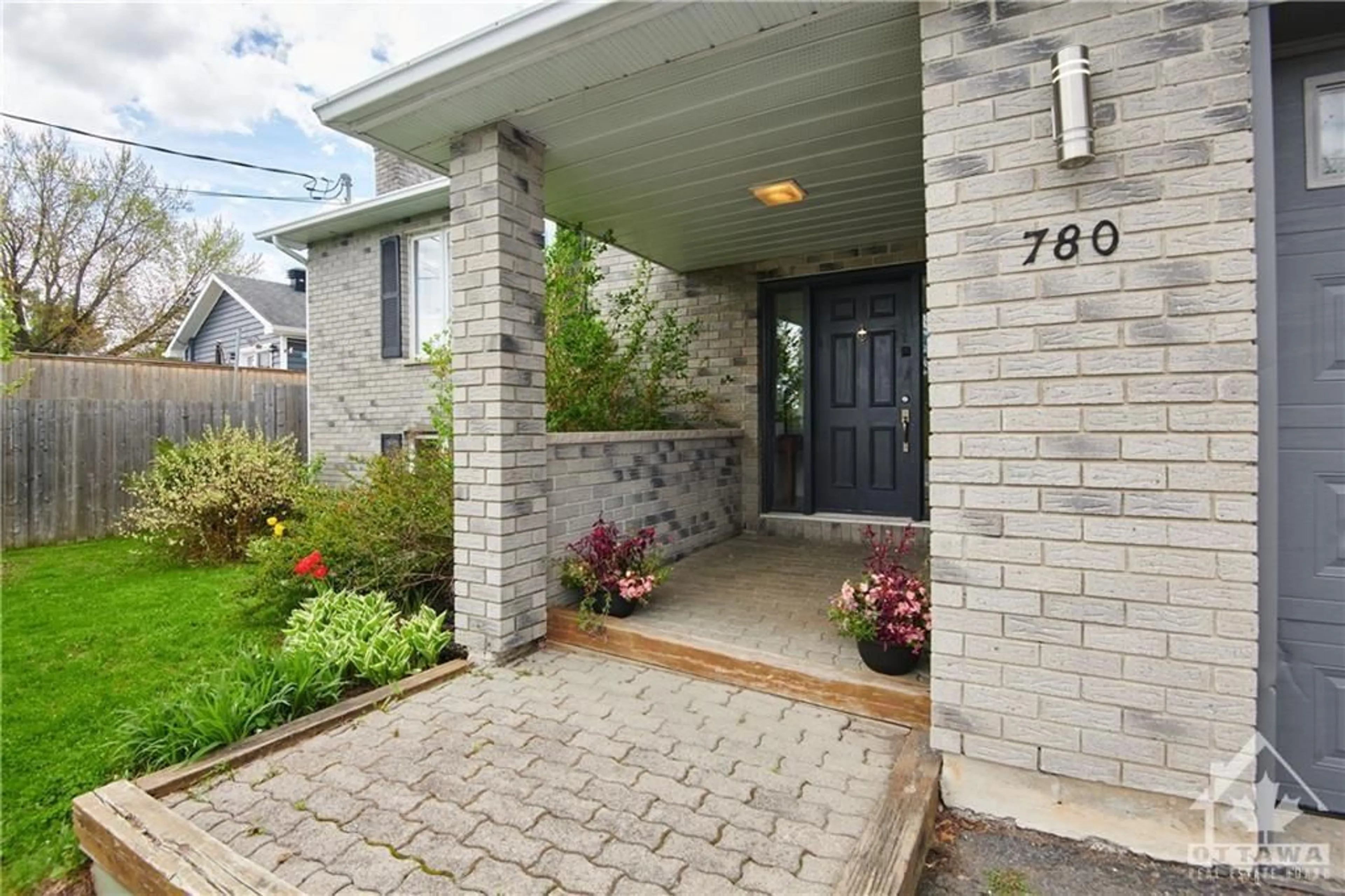 Indoor entryway for 780 CARON St, Rockland Ontario K4K 1E6