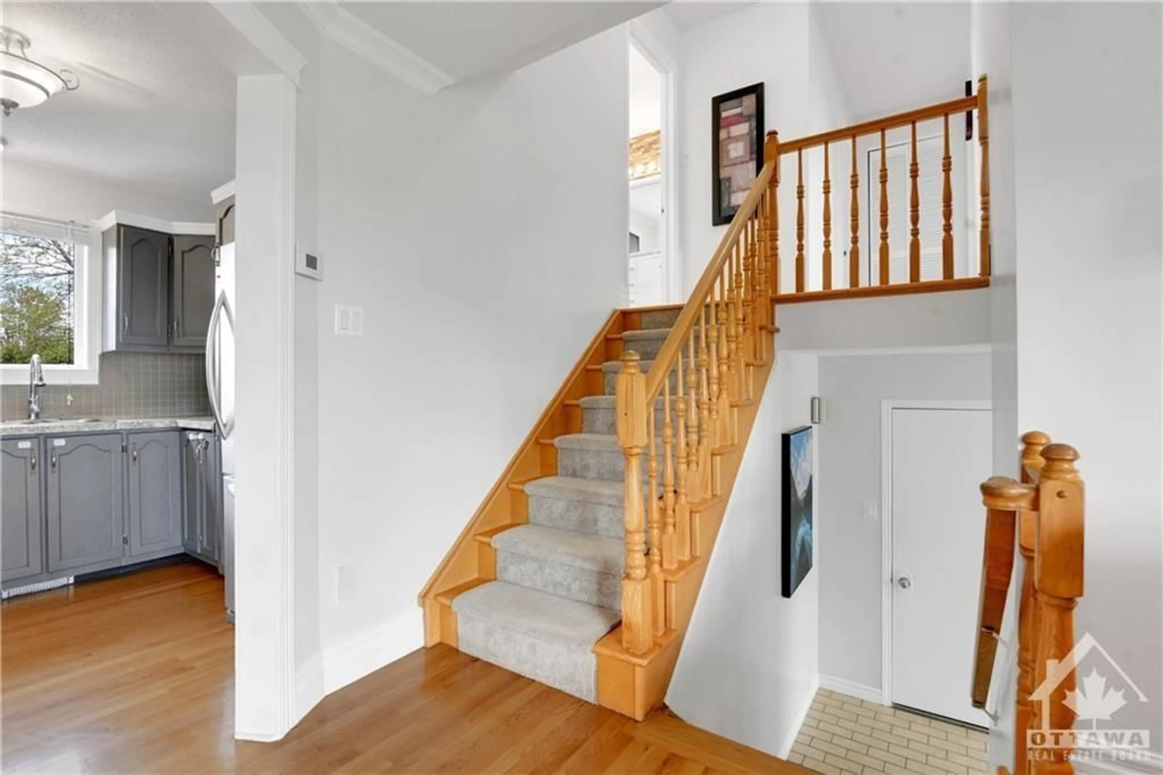 Indoor foyer, wood floors for 780 CARON St, Rockland Ontario K4K 1E6