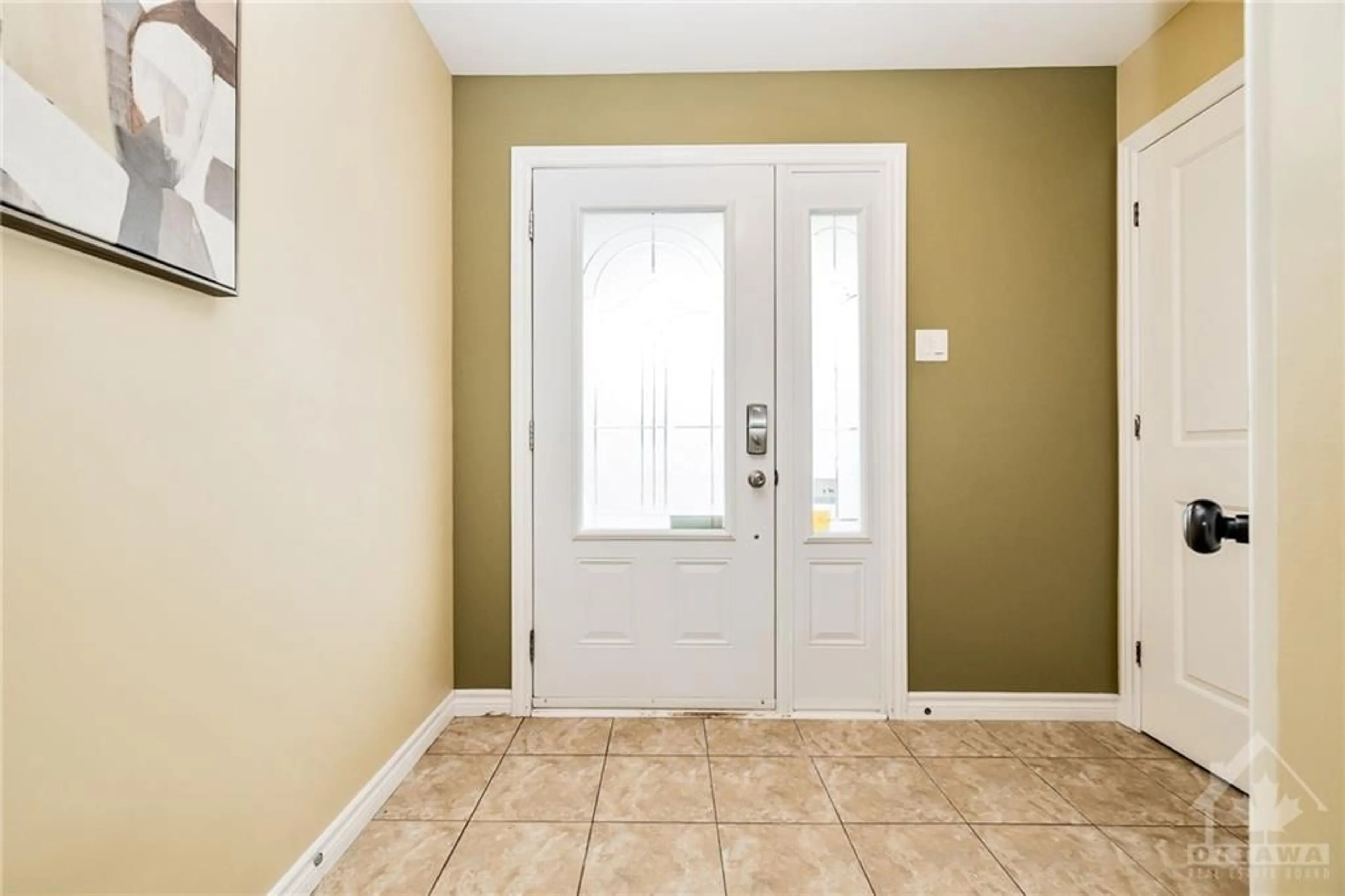 Indoor entryway, wood floors for 554 NOTRE DAME St, Rockland Ontario K4K 1E5