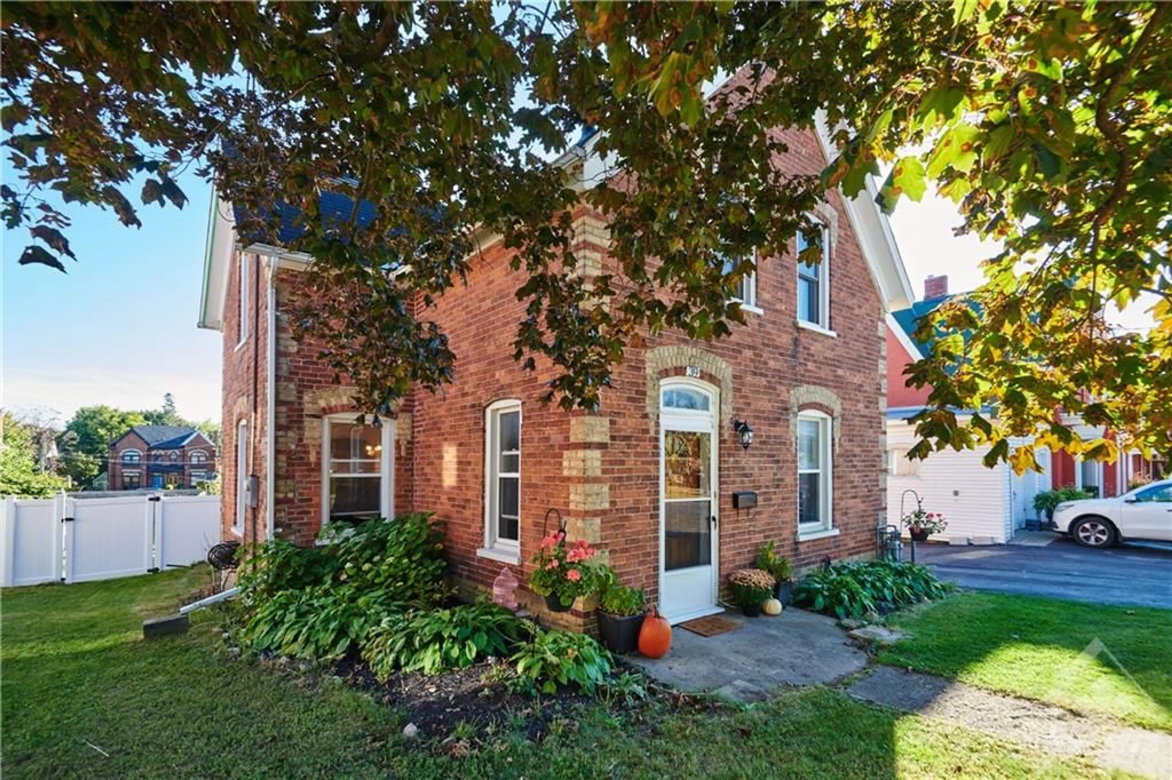 Home with brick exterior material for 39 CHURCH St, Smiths Falls Ontario K7A 1P8