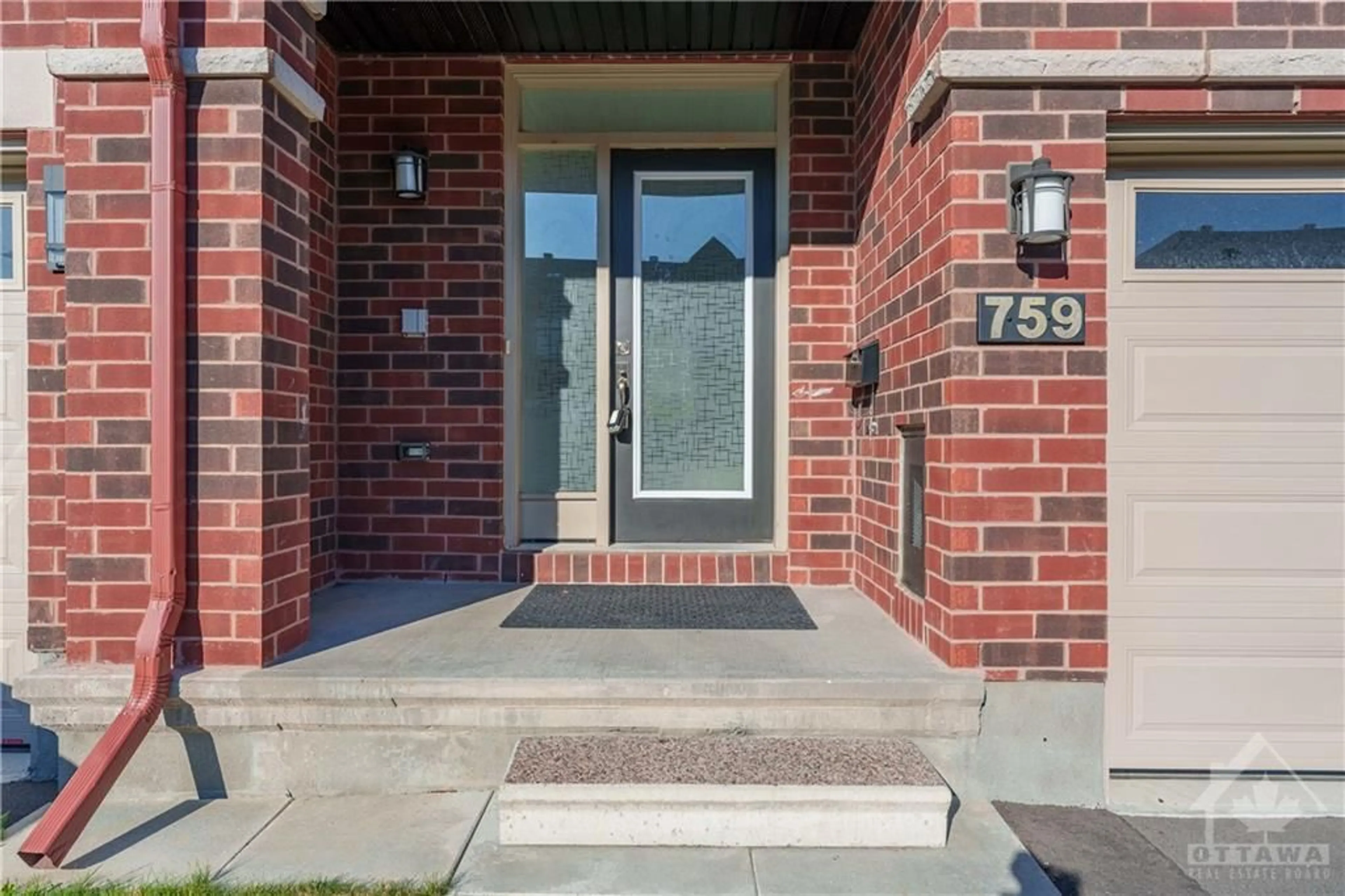 Home with brick exterior material for 759 CAIRN Cres, Ottawa Ontario K1W 0P4