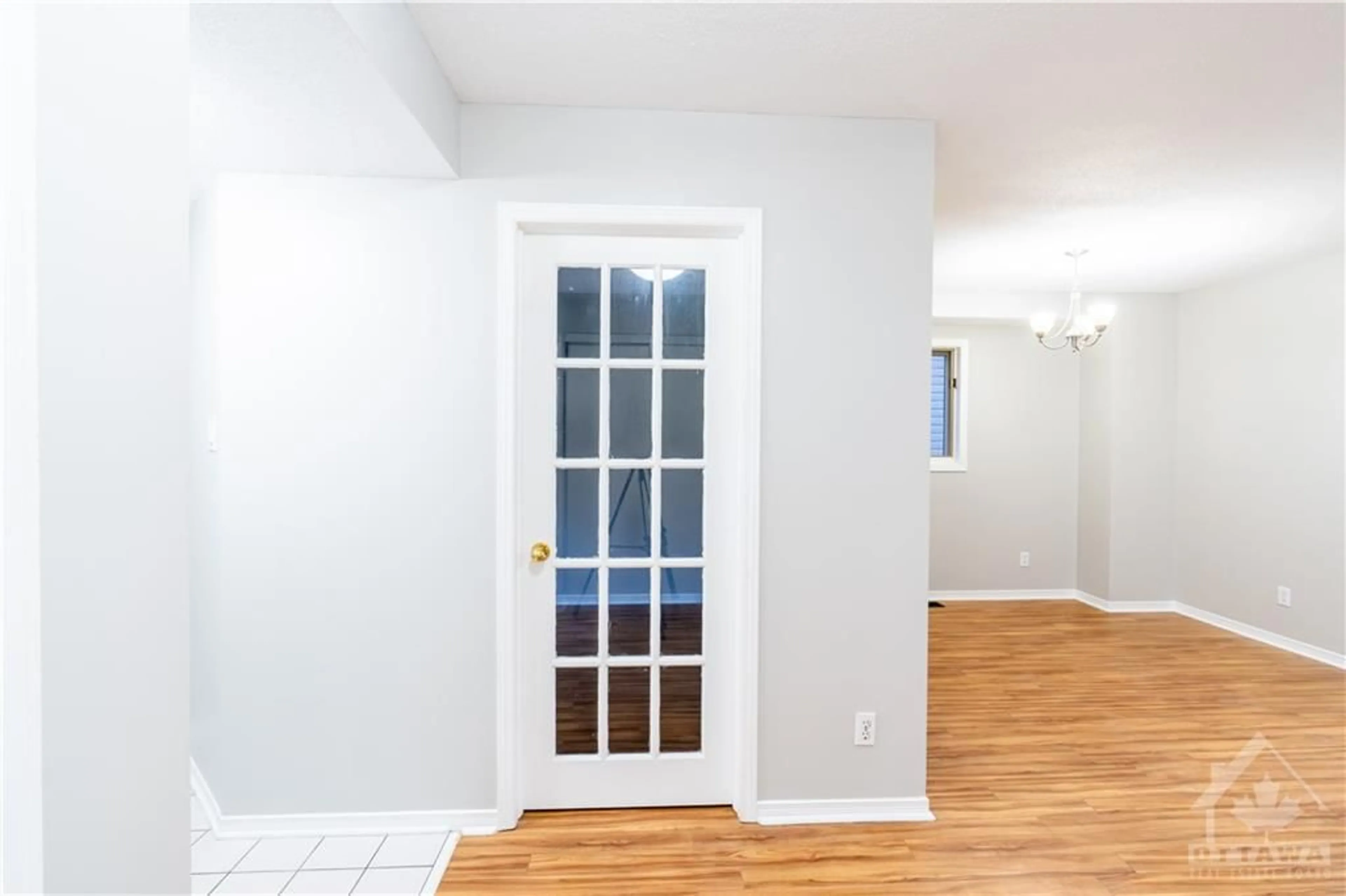 Indoor entryway for 13 BANCHORY Cres, Ottawa Ontario K2K 2V4