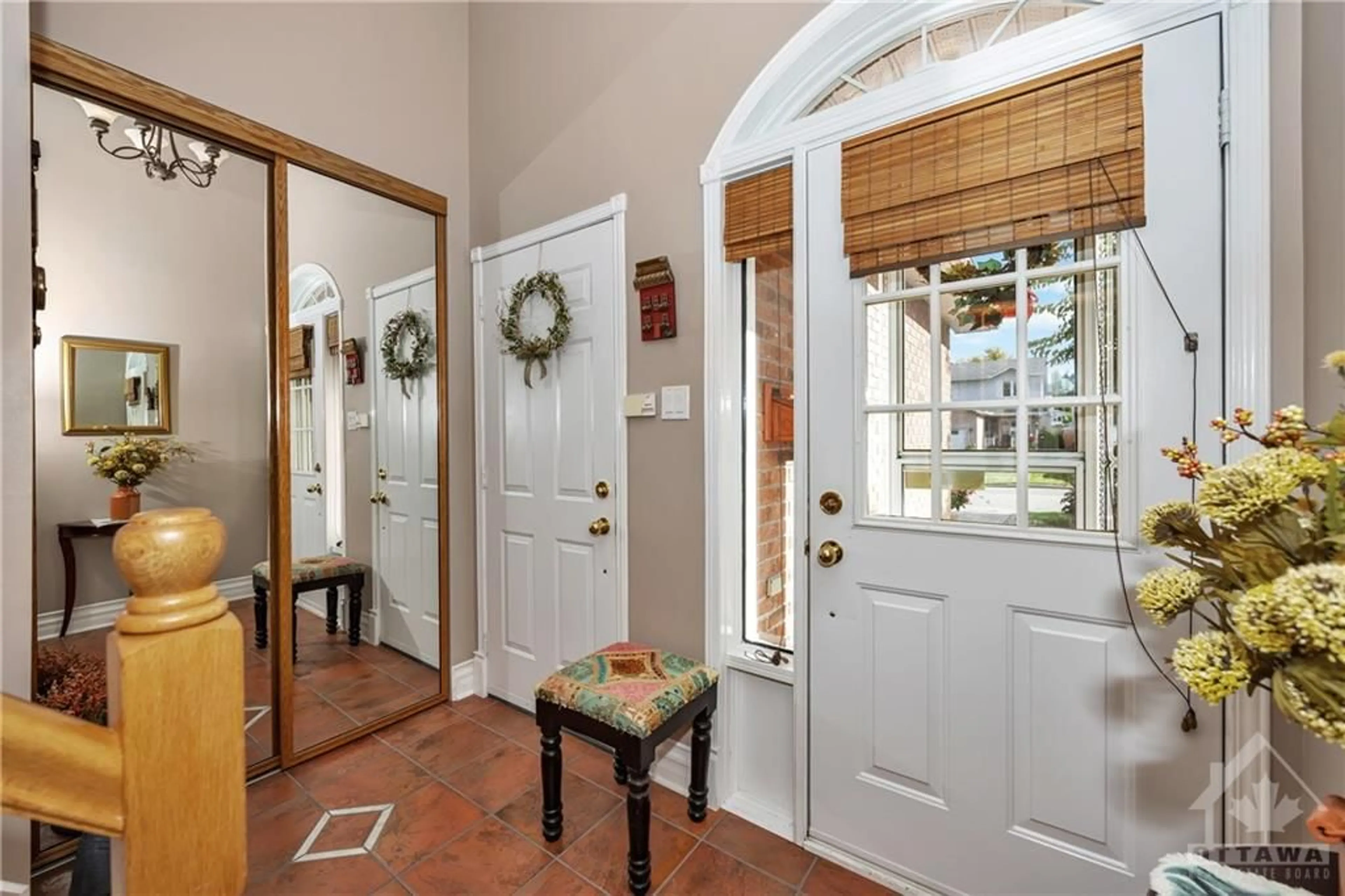 Indoor entryway for 1694 TOULOUSE Cres, Ottawa Ontario K1C 6K3