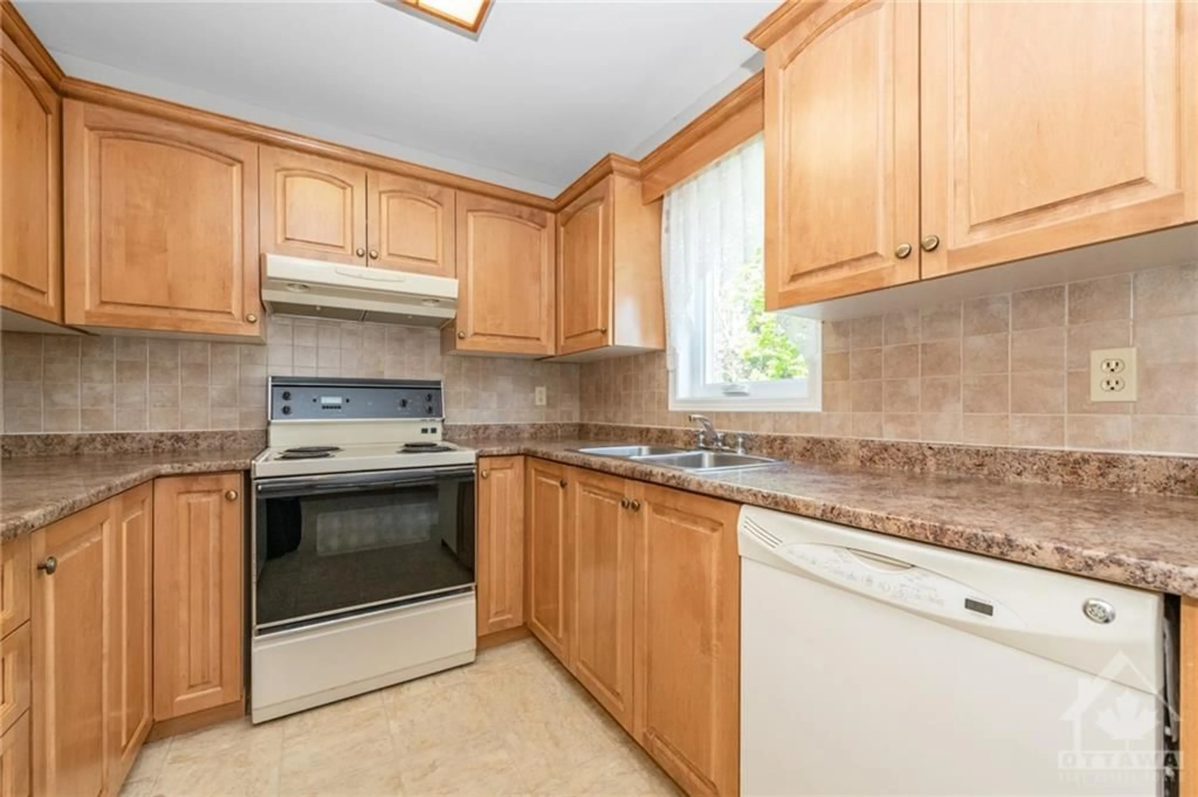 Standard kitchen, cottage for 3754 AUTUMNWOOD St, Ottawa Ontario K1T 2K8