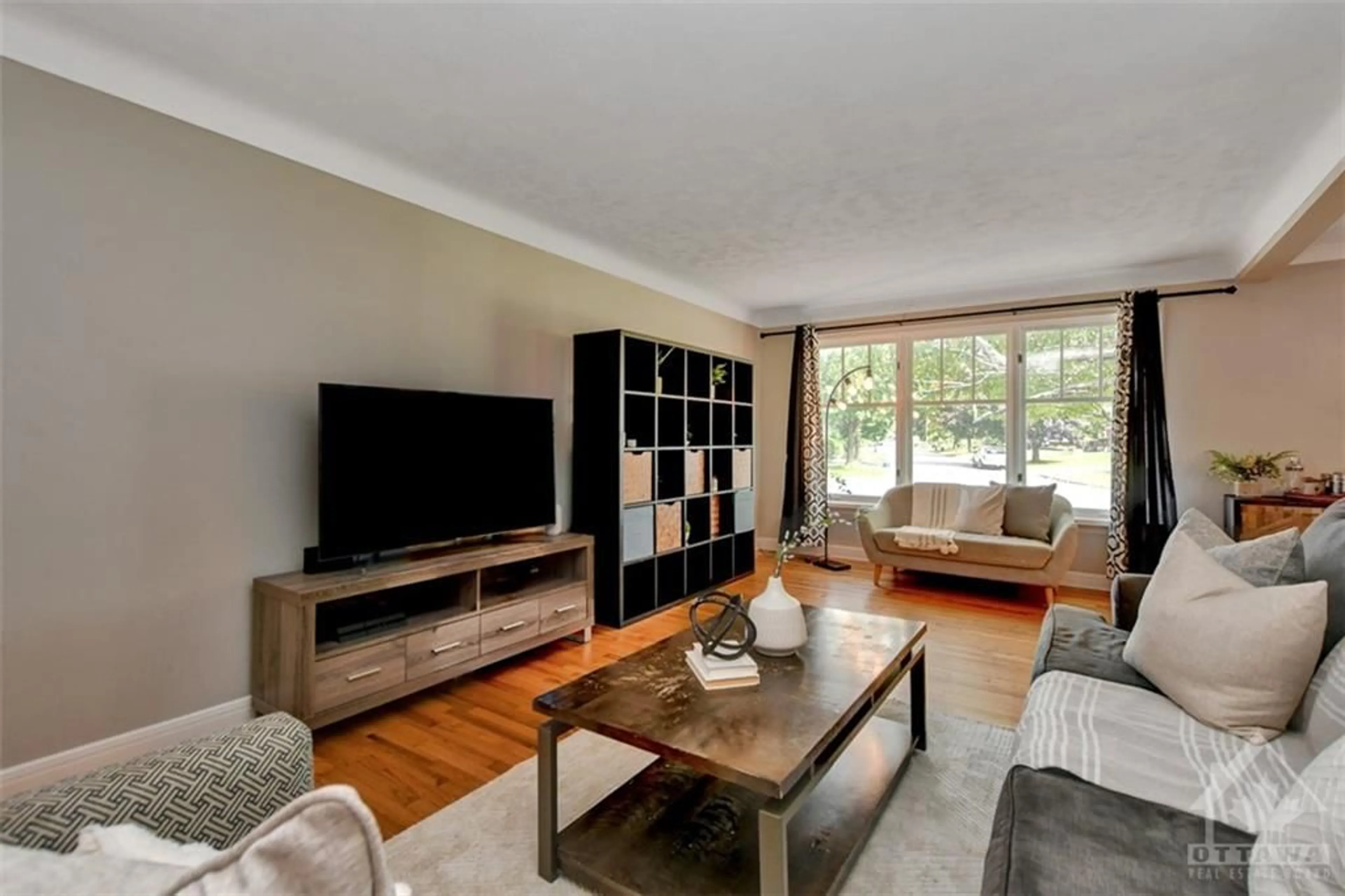 Living room for 952 FAIRLAWN Ave, Ottawa Ontario K2A 3S5