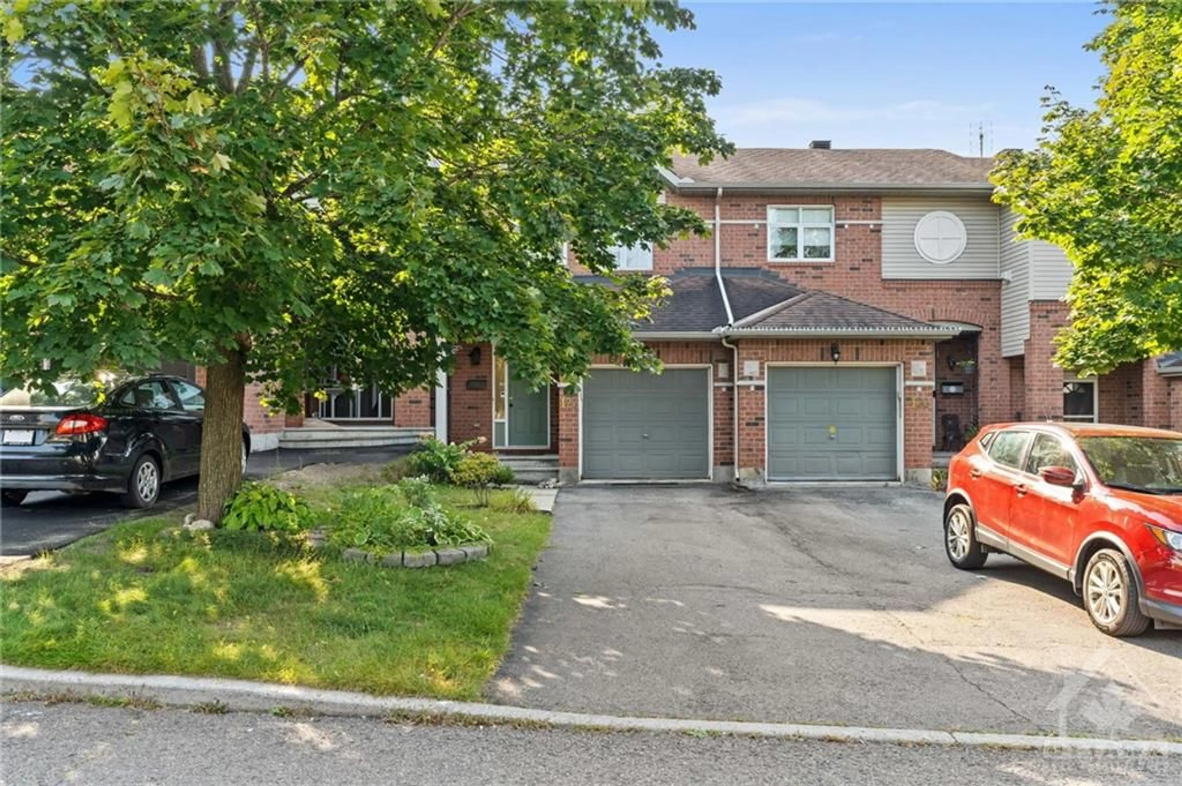 A pic from exterior of the house or condo, the street view for 122 KIMBERWICK Cres, Ottawa Ontario K1V 1K7