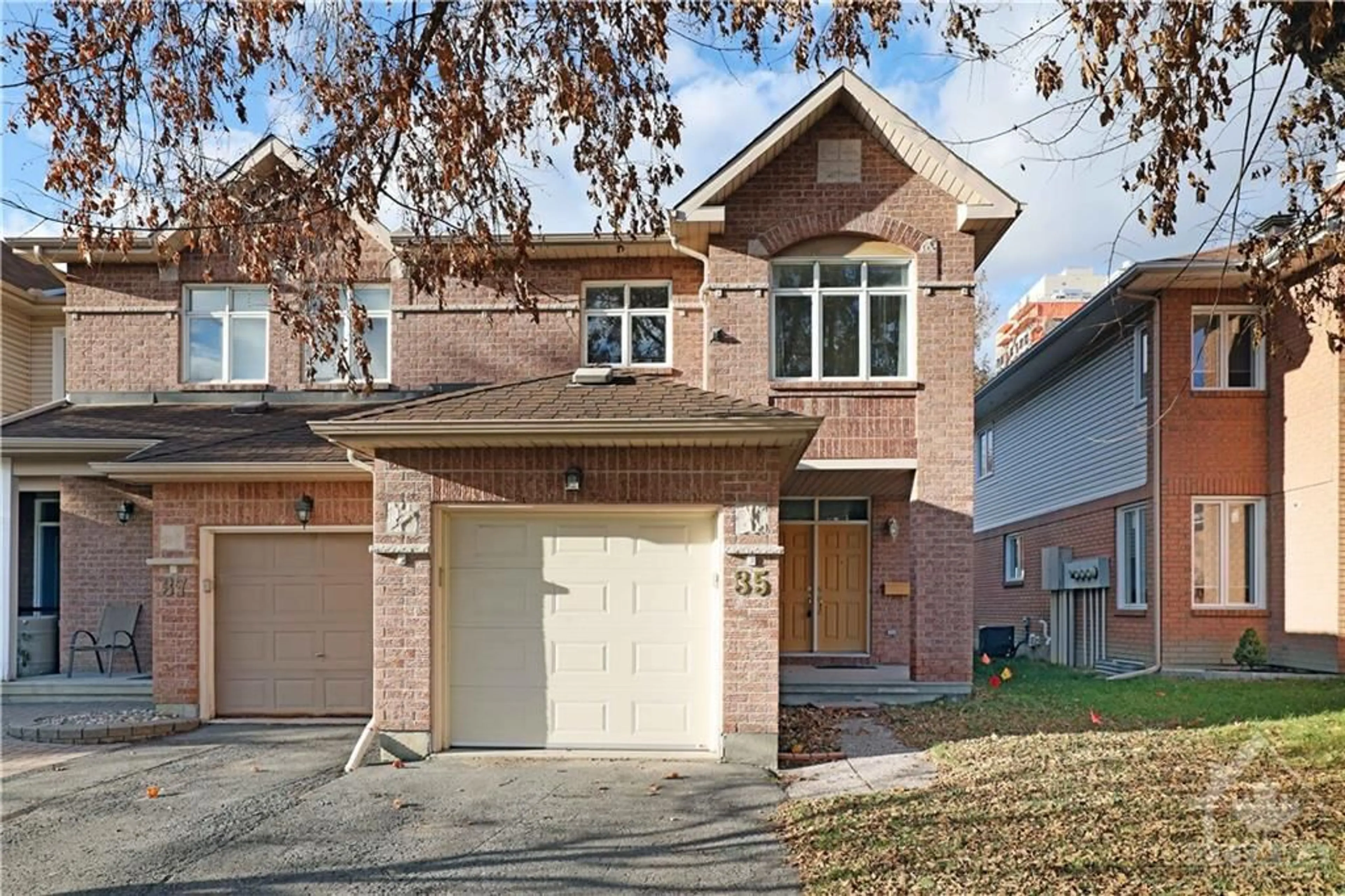 A pic from exterior of the house or condo, the street view for 35 HEMMINGWOOD Way, Nepean Ontario K2G 6B9