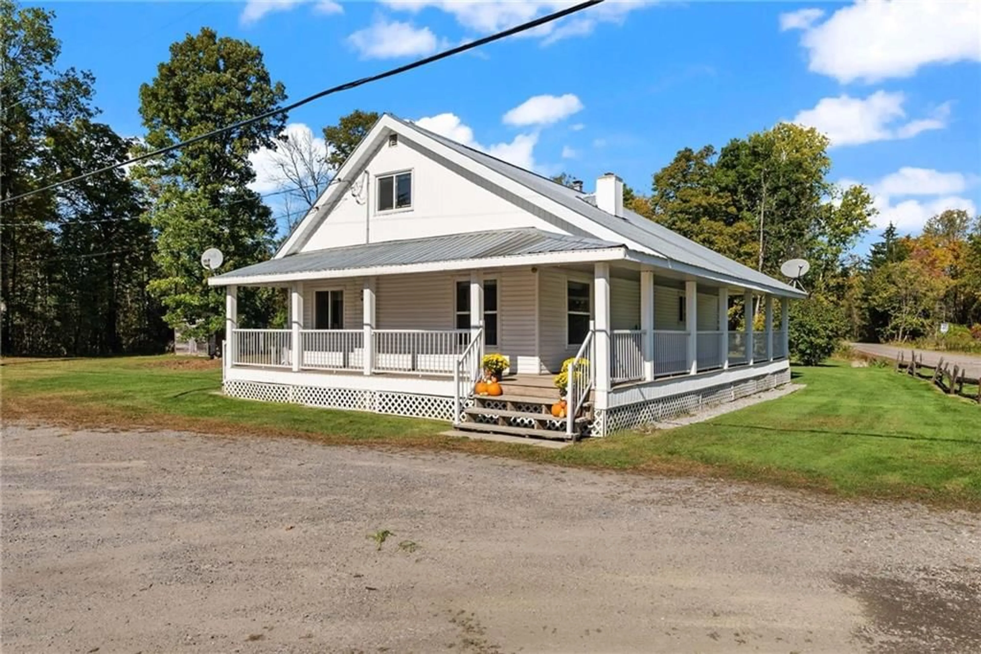 Home with vinyl exterior material for 11878 LANARK Rd, Calabogie Ontario K0J 1H0