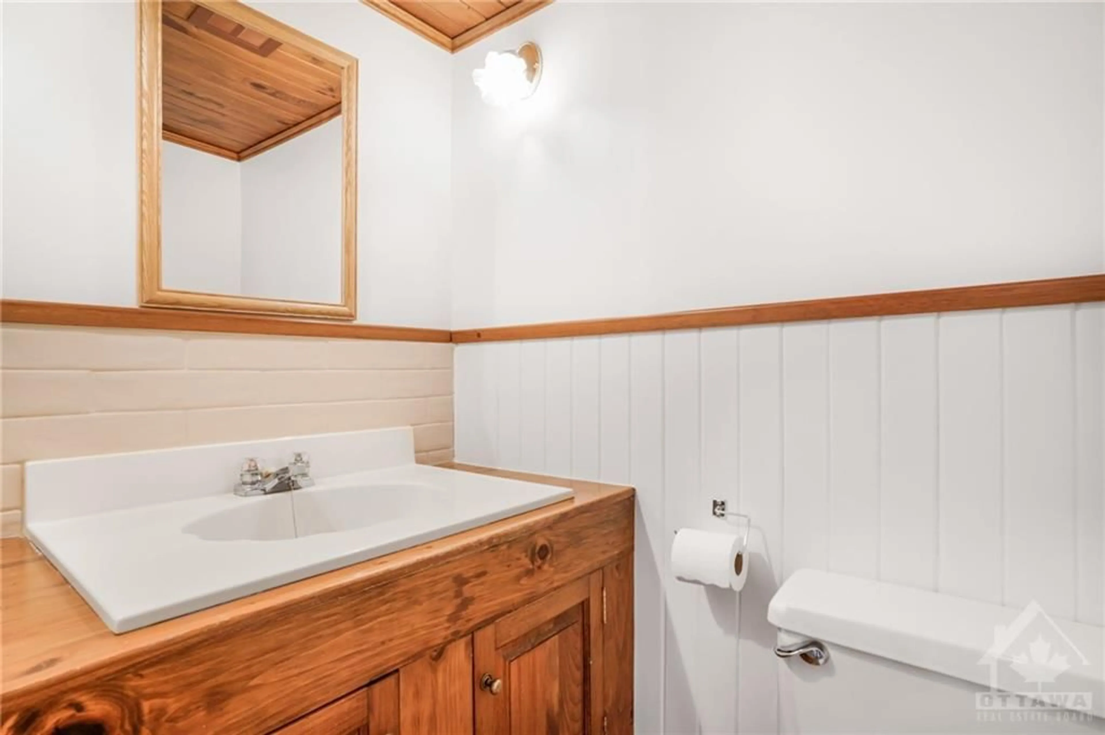 Standard bathroom, wood floors for 8 LAKESIDE Ave, Ottawa Ontario K1S 3H2