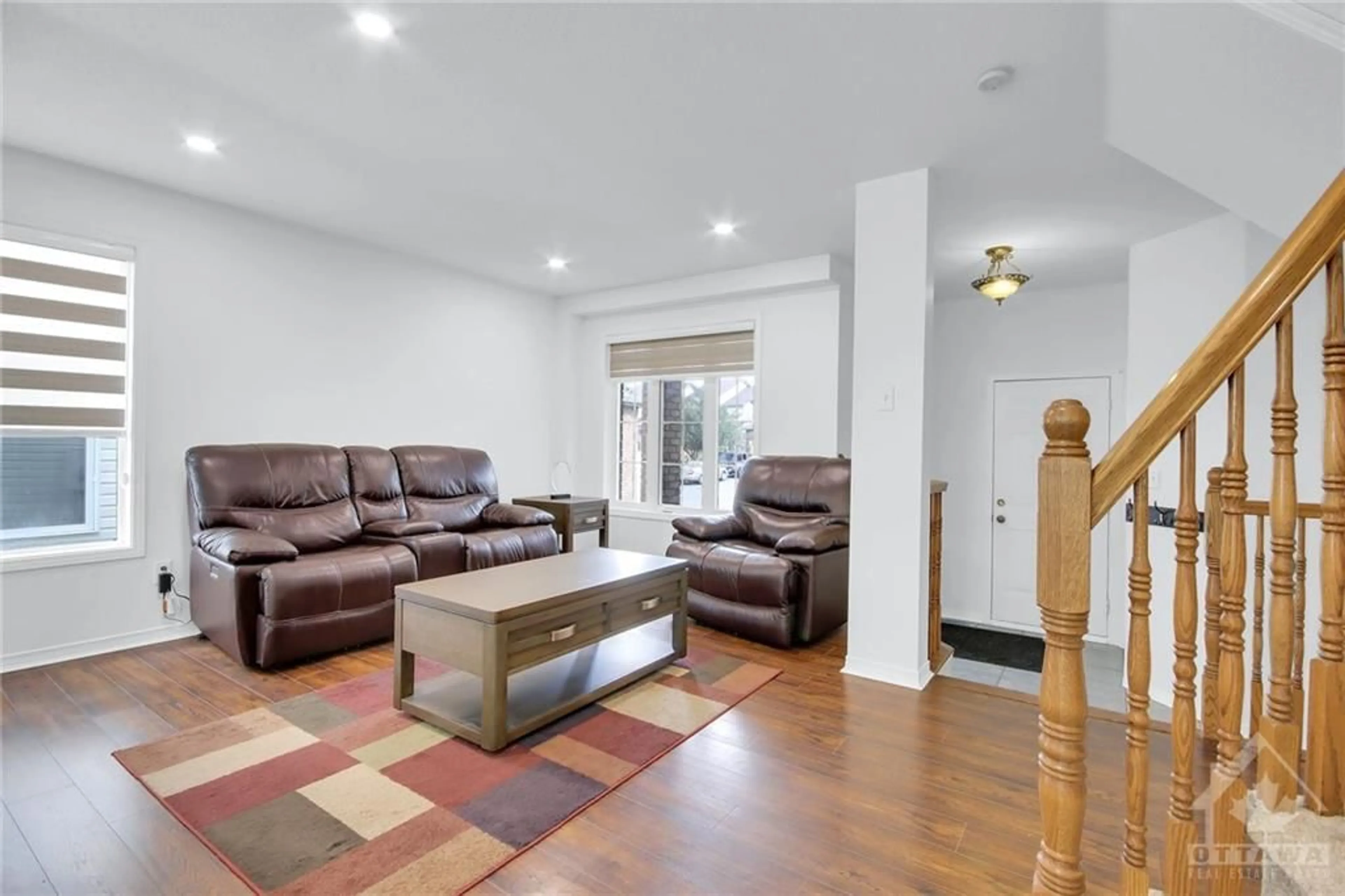 Living room, wood floors for 1085 BALLANTYNE Dr, Ottawa Ontario K4A 4C7