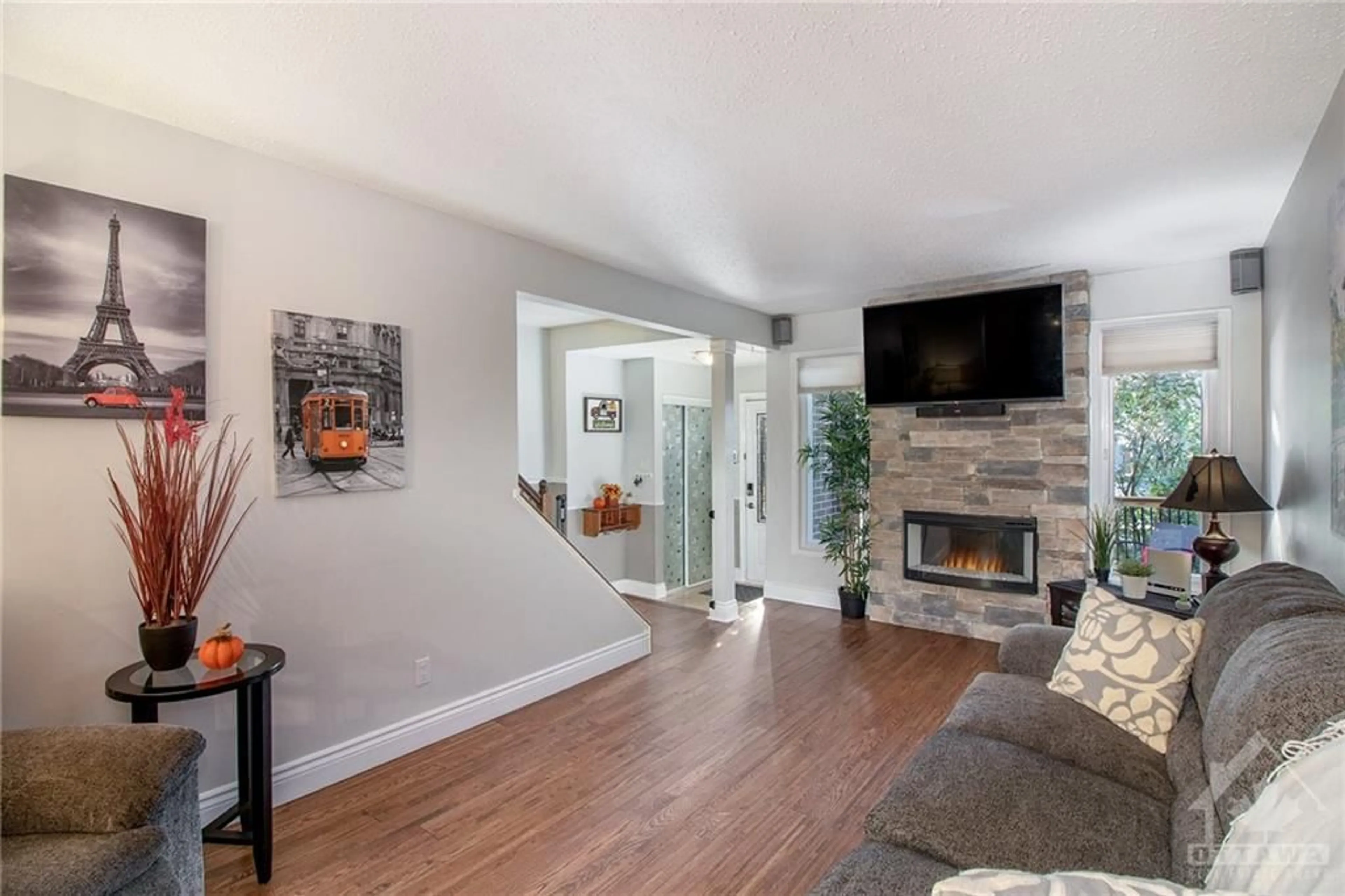 Living room for 1090 TAFFY Lane, Ottawa Ontario K1C 1Y5