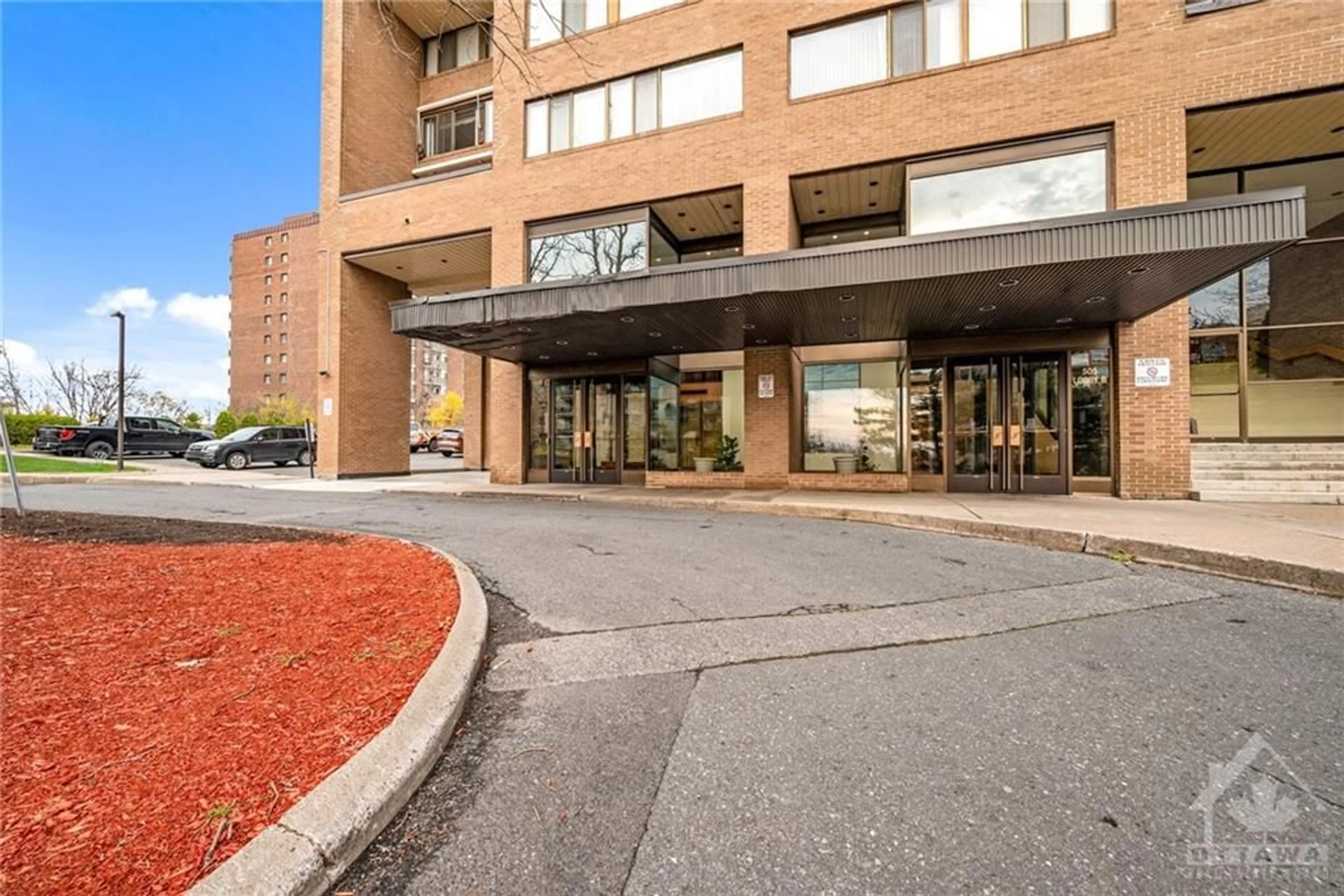 Indoor lobby for 505 ST LAURENT Blvd #1601, Ottawa Ontario K1K 3X4