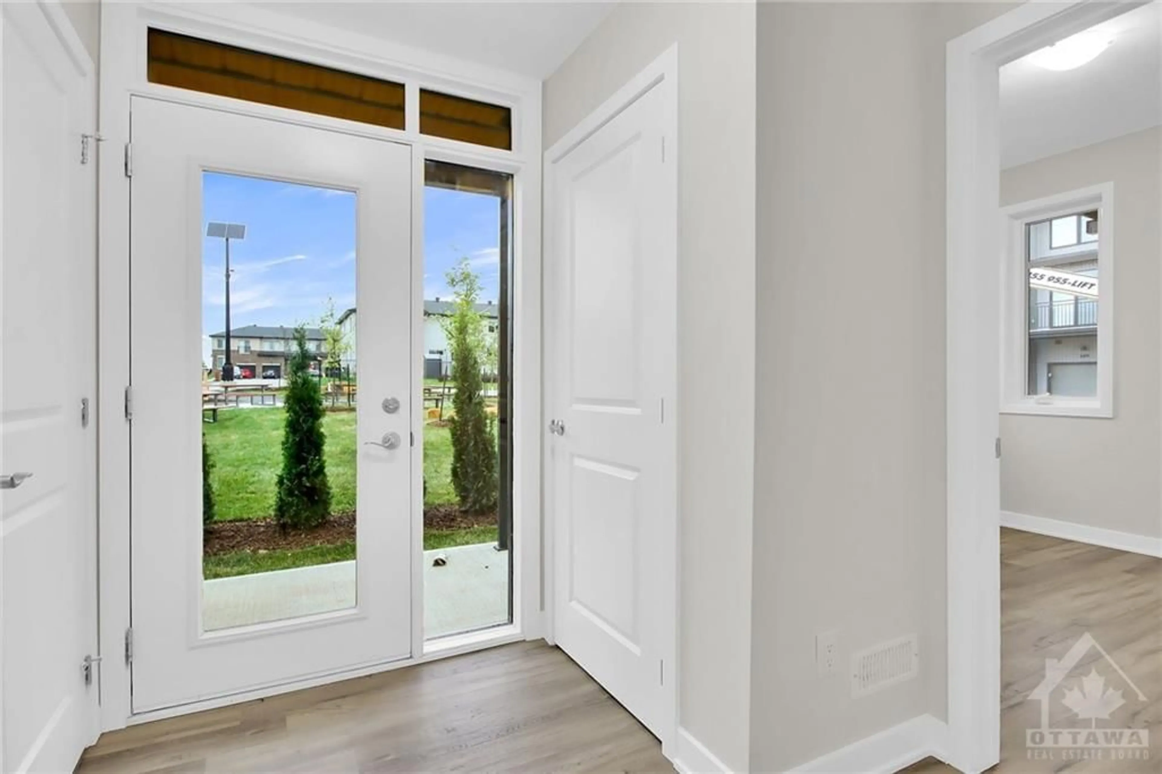 Indoor entryway, wood floors for 662 CORPORAL Pvt, Ottawa Ontario K1X 0M8