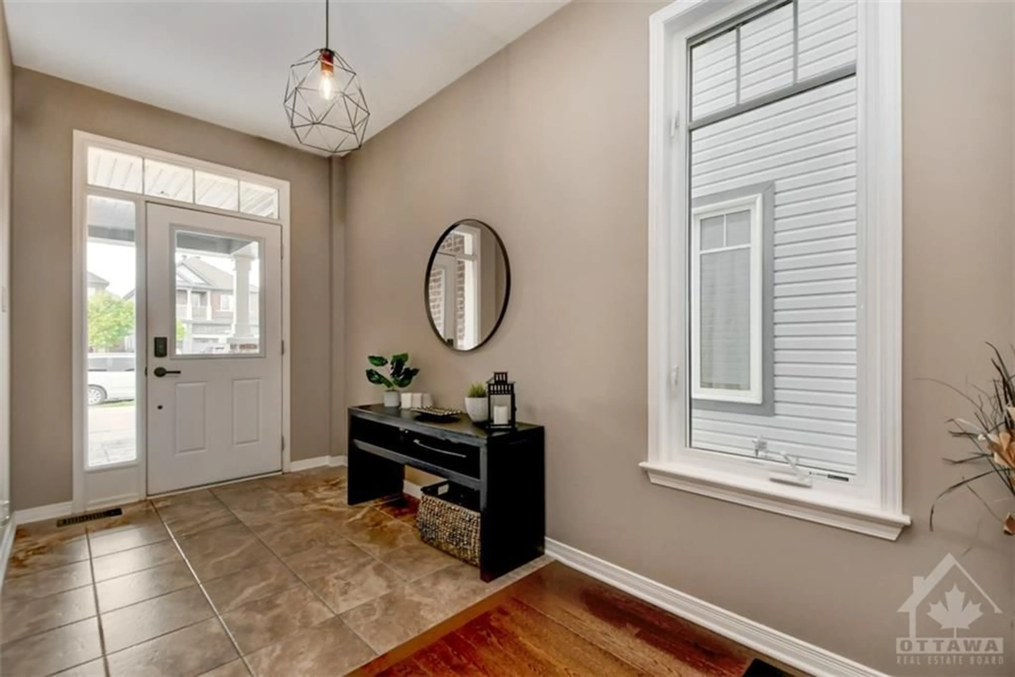 Indoor entryway for 555 ROUNCEY Rd, Ottawa Ontario K2S 1B6