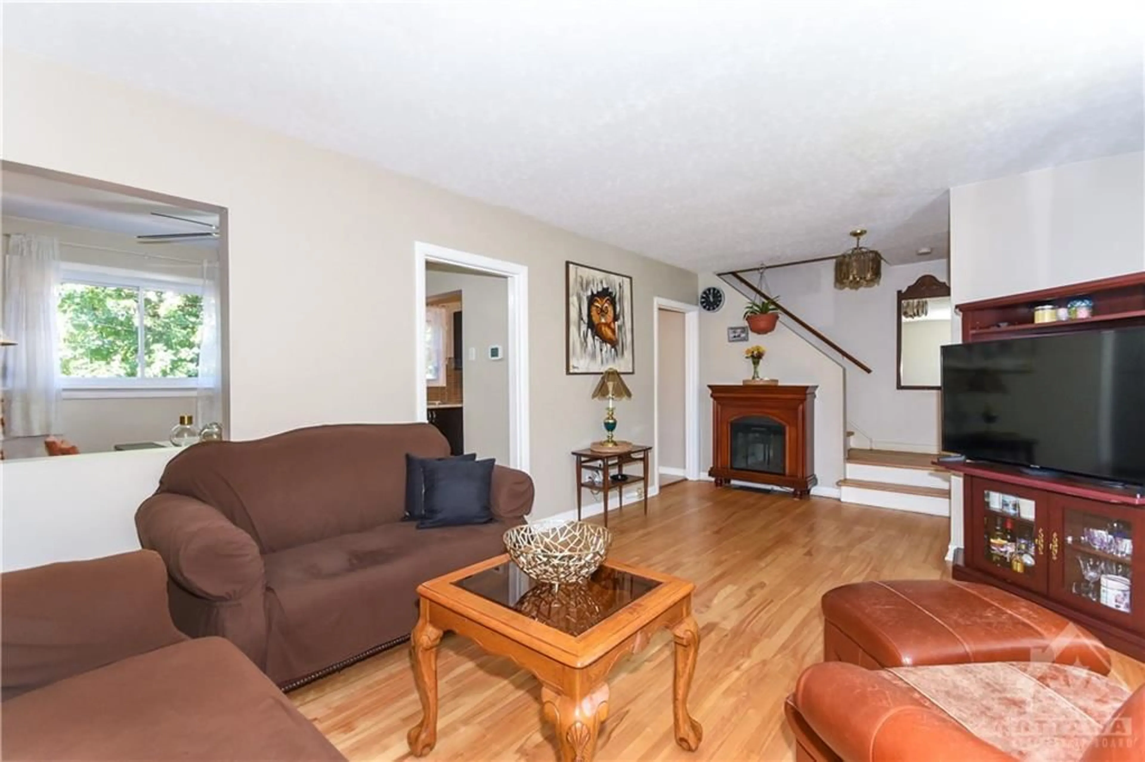 Living room, wood floors for 840 CUMMINGS Ave, Ottawa Ontario K1K 2L4