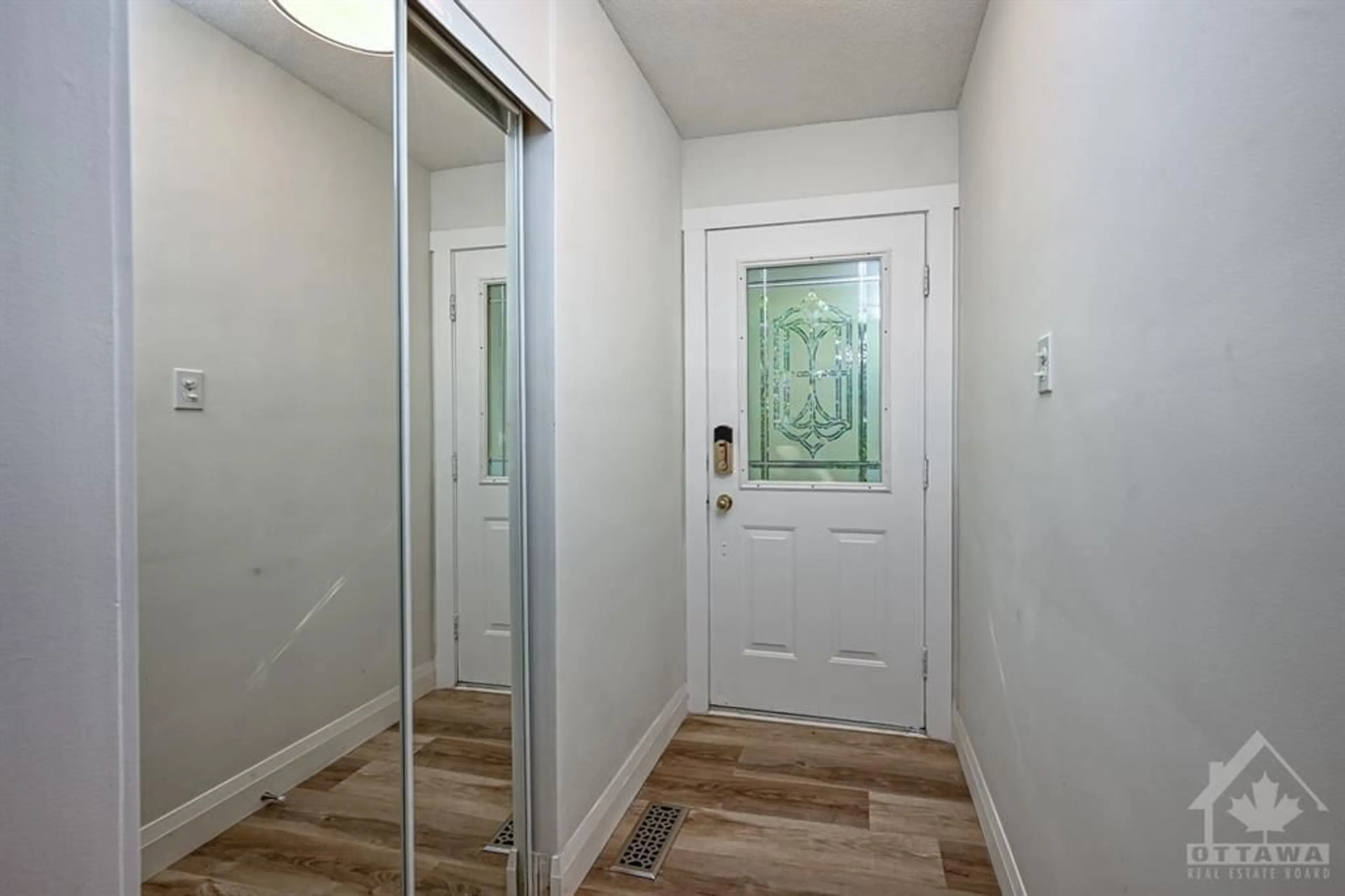 Indoor entryway, wood floors for 313 LINDSAY St, Ottawa Ontario K1G 0L6