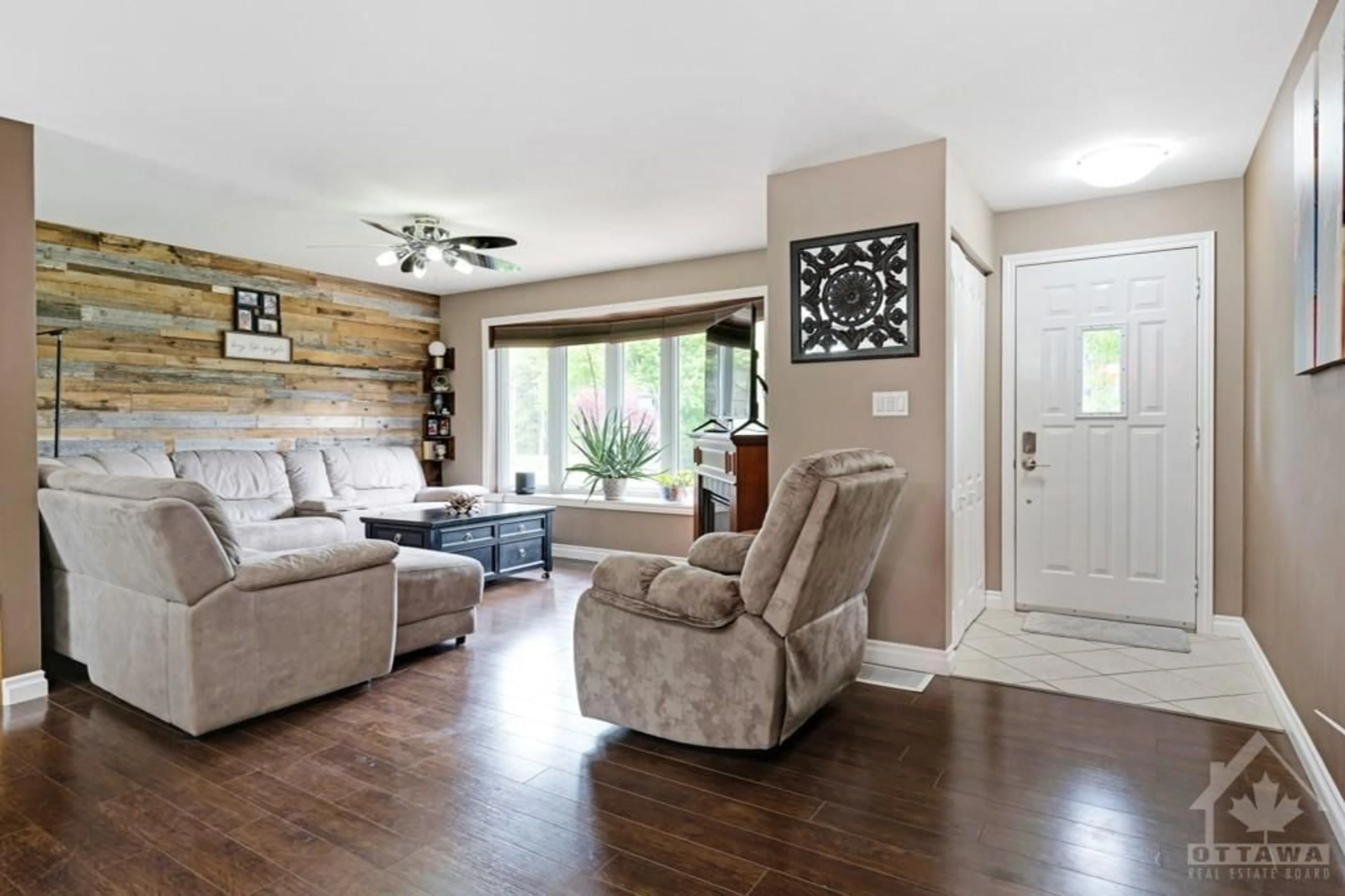 Living room, wood floors for 9334 BRANCH Rd, North Augusta Ontario K0G 1R0